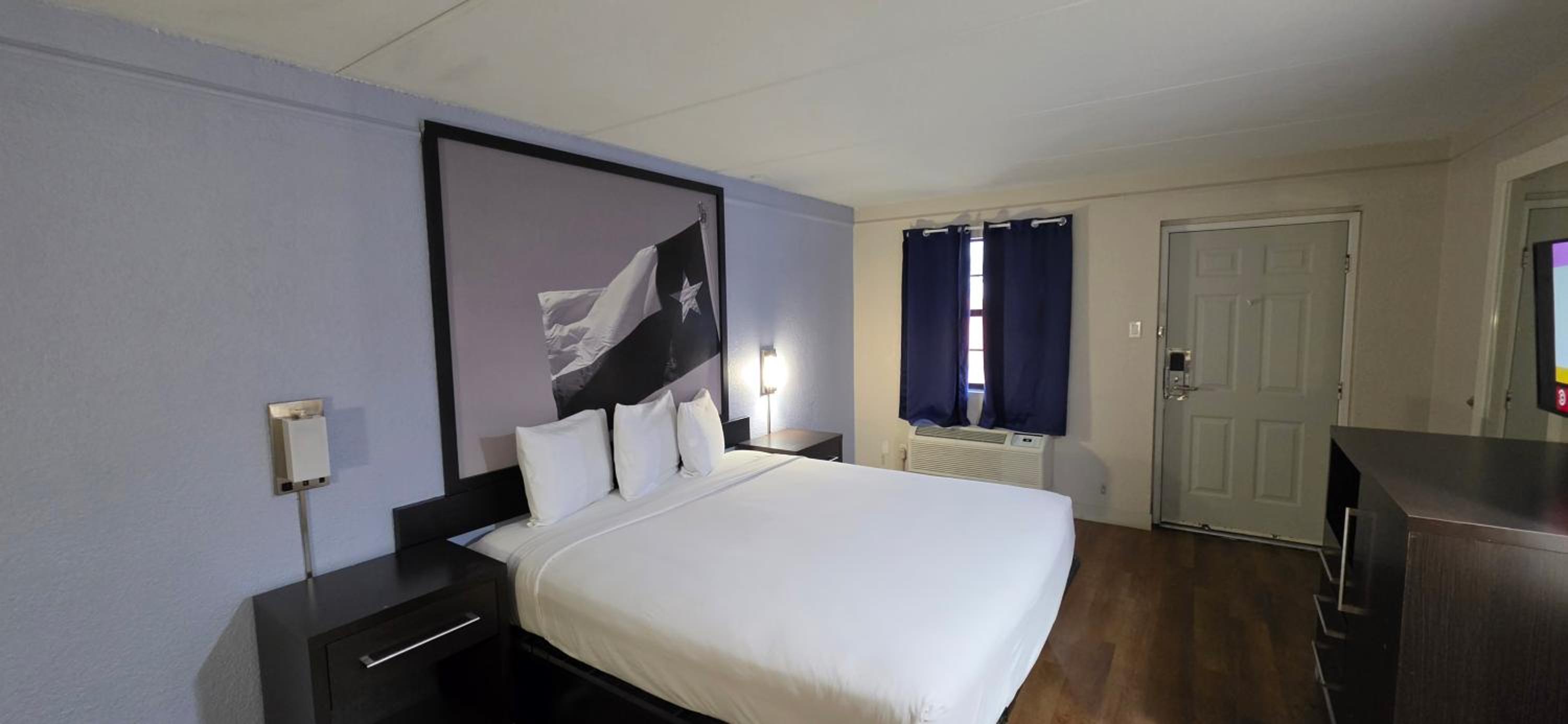 King Suite - Non-Smoking - Photo 2