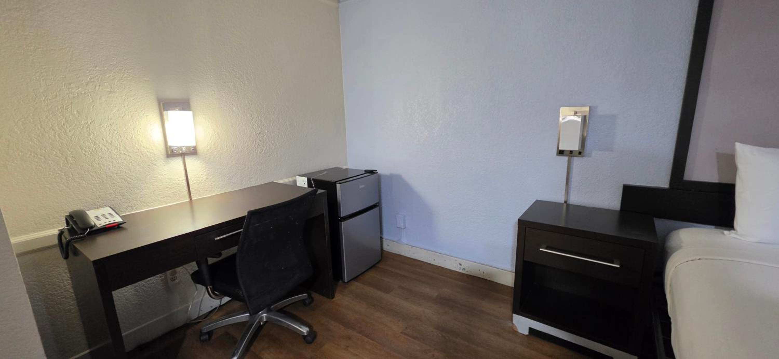 King Suite - Non-Smoking - Photo 1