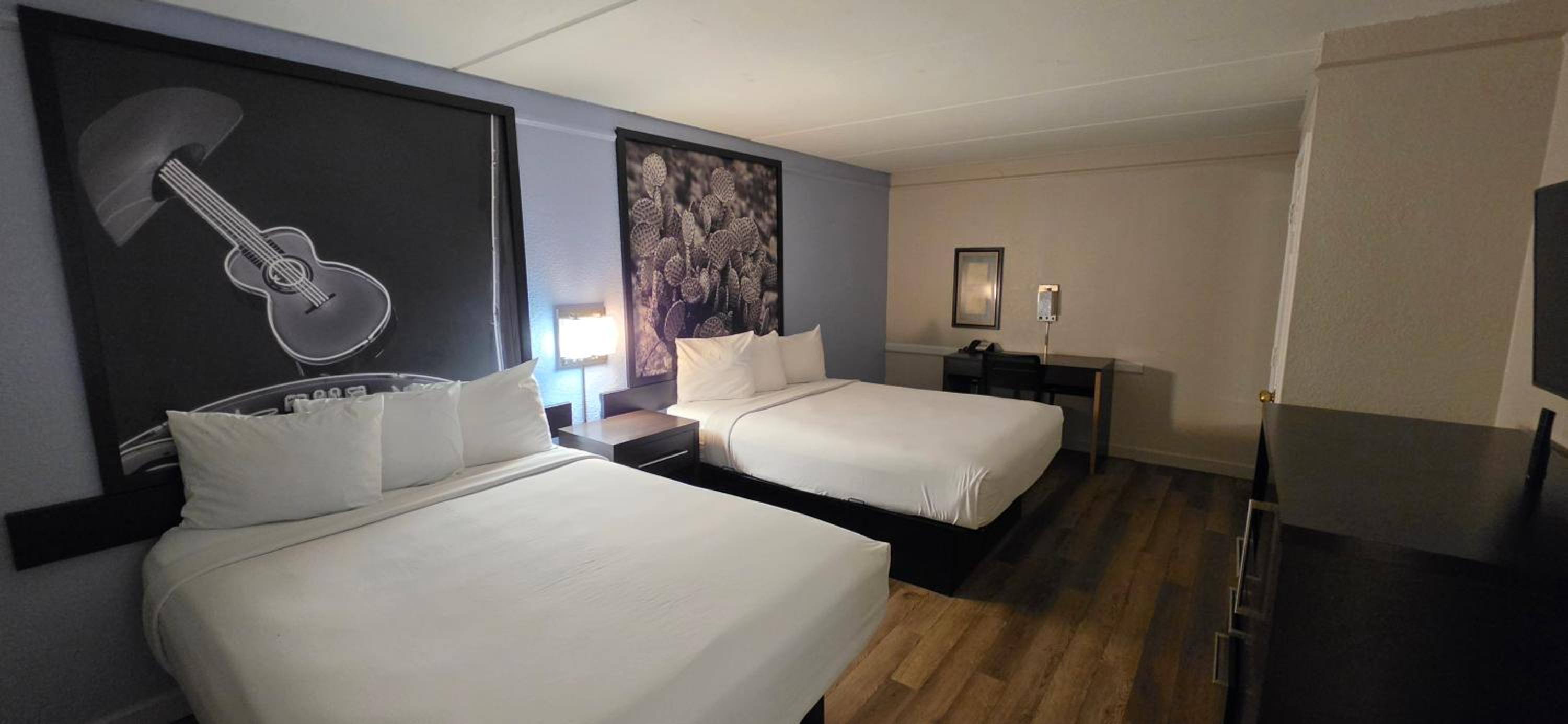 Suite with Two Queen Beds - Non-Smoking - Photo 4