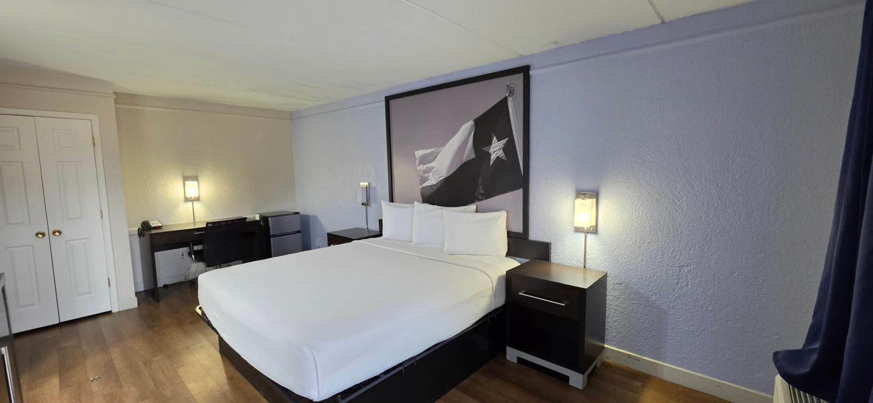 King Suite - Non-Smoking - Photo 3