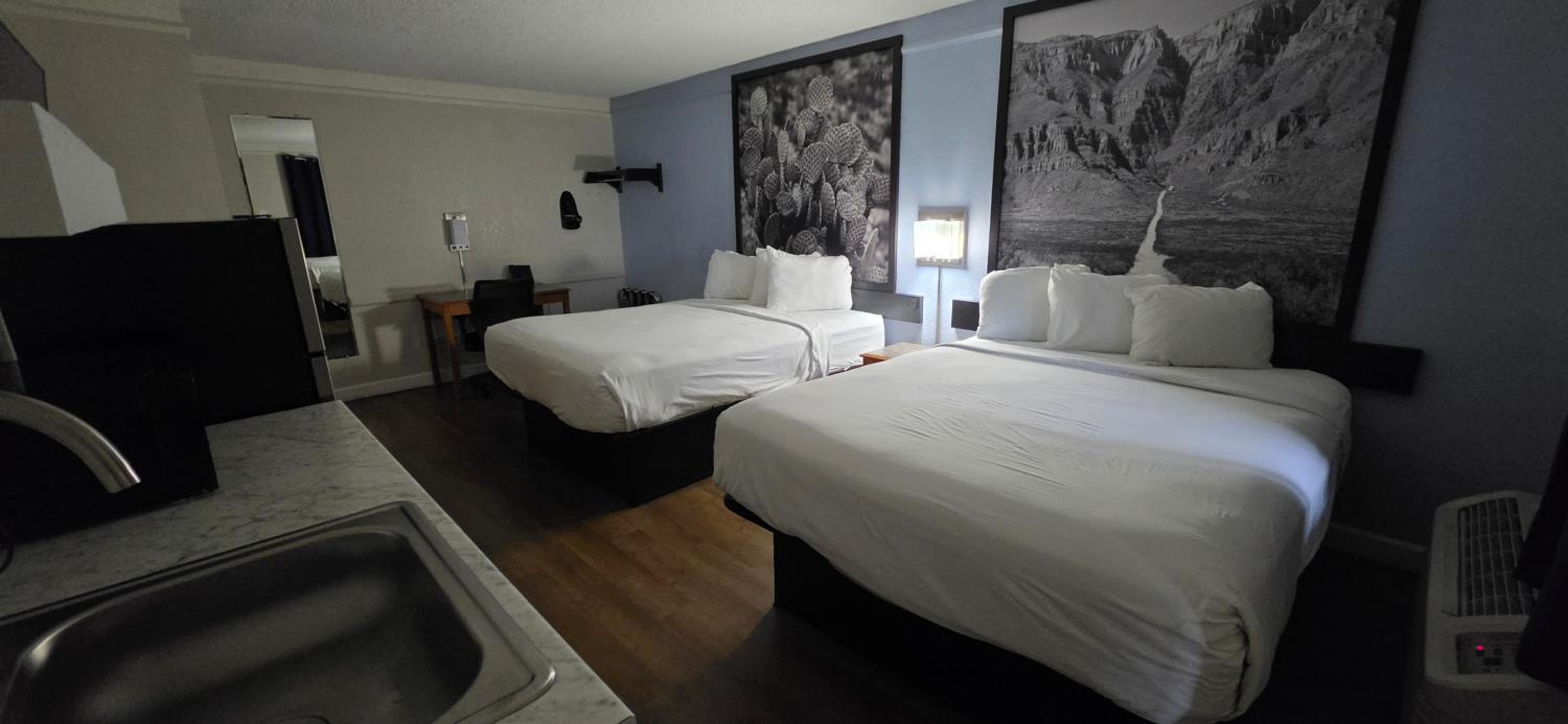 Suite with Two Queen Beds - Non-Smoking - Photo 6