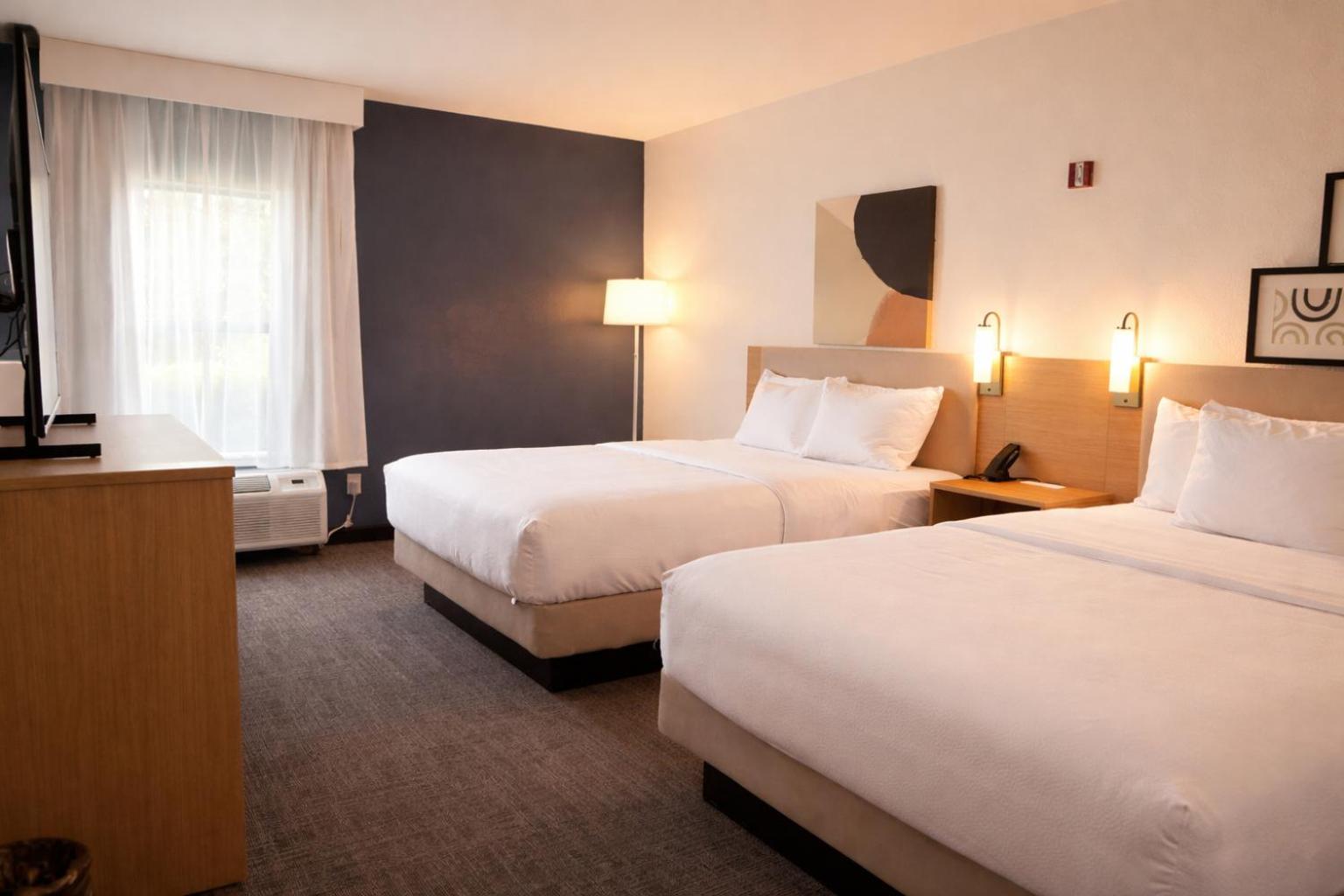 Queen Room with Two Queen Beds - Photo 2