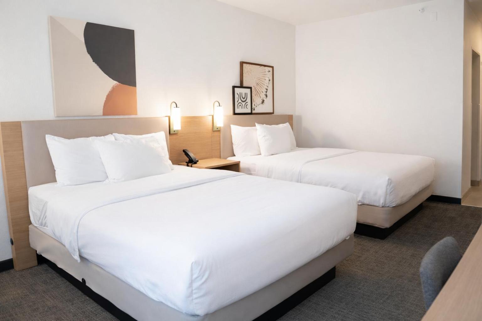 Queen Room with Two Queen Beds - Photo 3