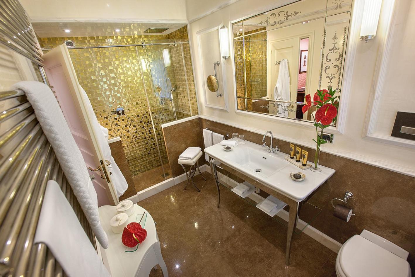 Classic Double or Twin Room with City View - Photo 9