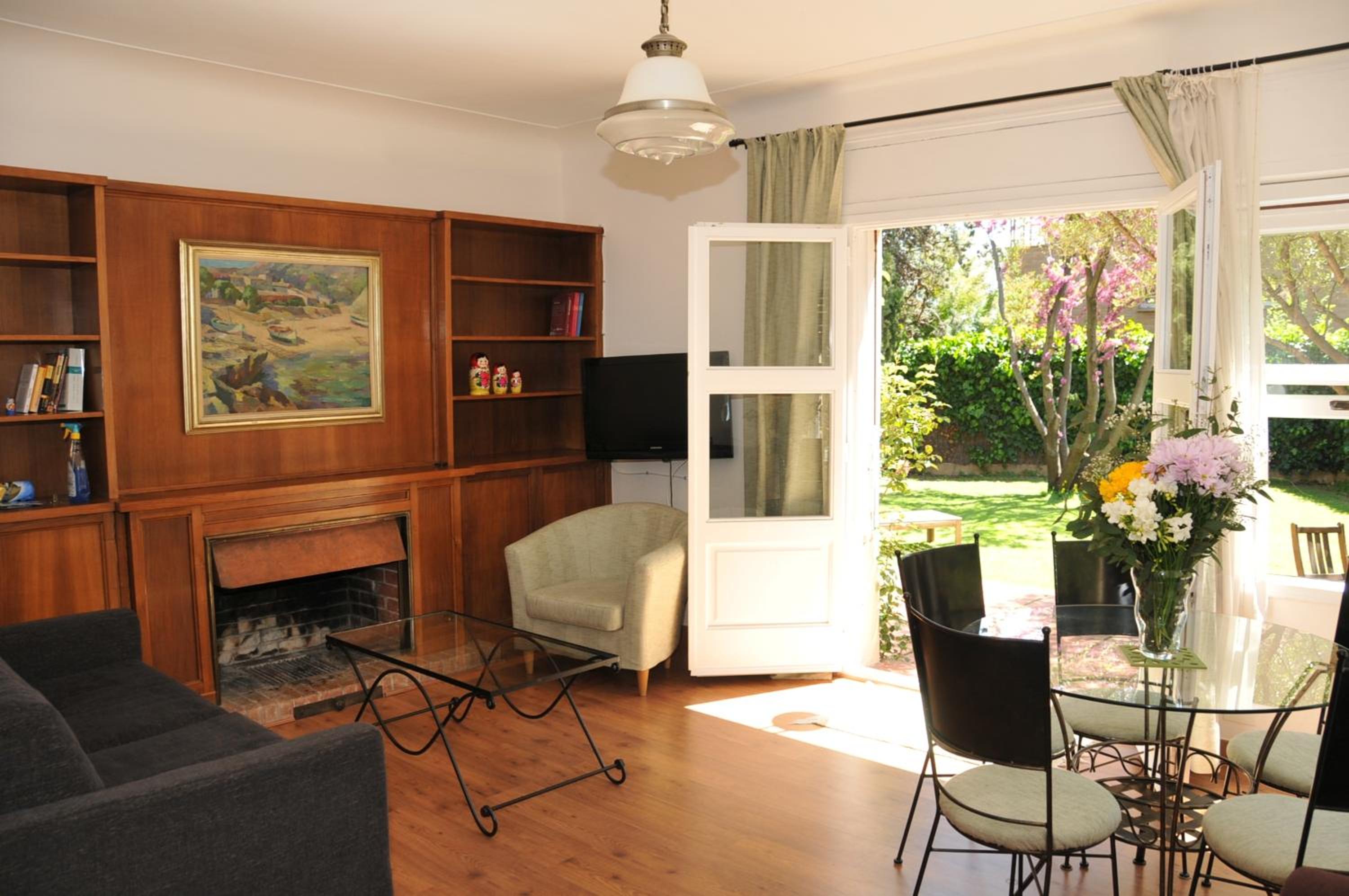 Apartamento de Dos Habitaciones con Jardín