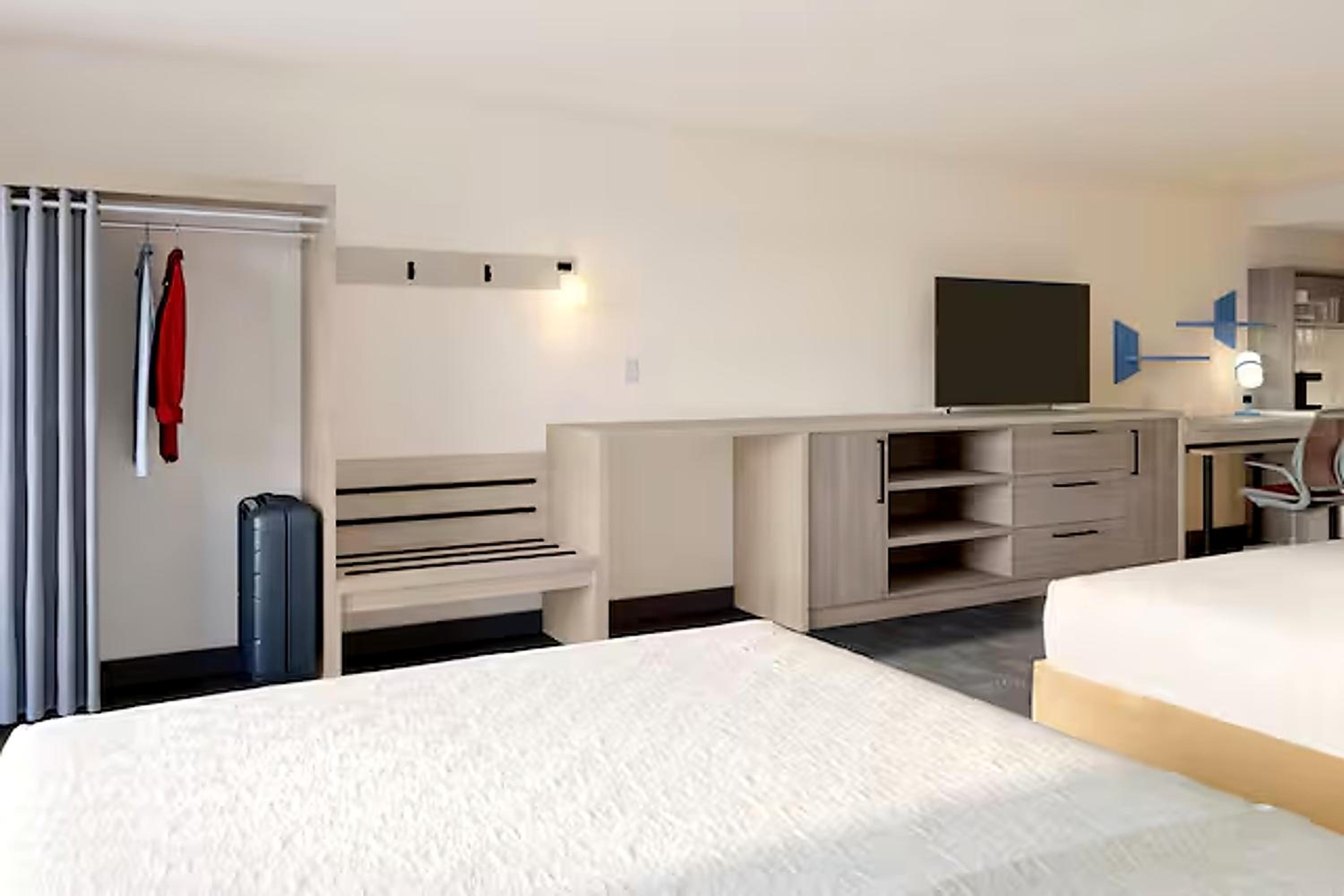 Studio Suite with Two Queen Bes and Bath Tub - Mobility Accessible