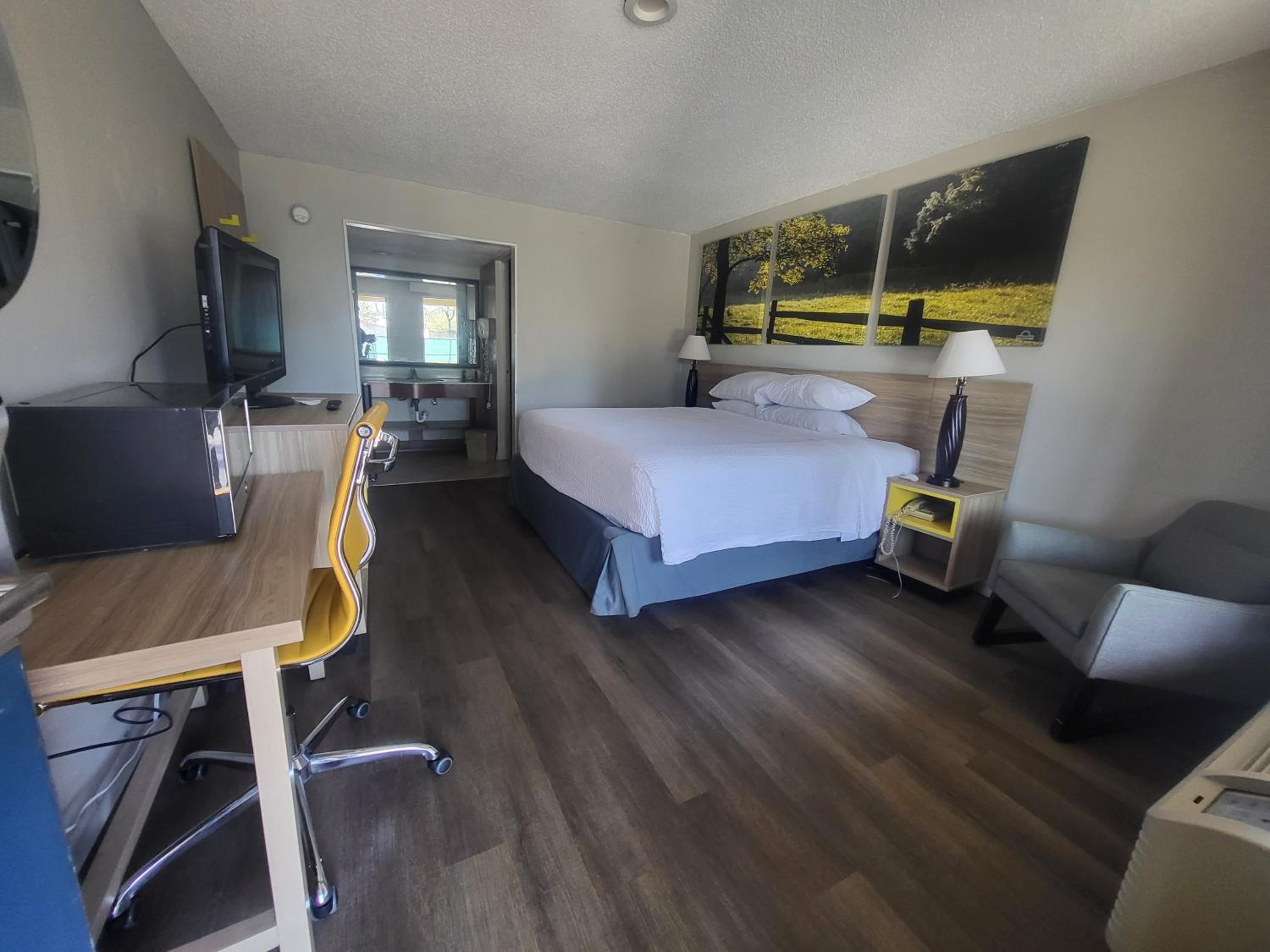 King Room - Non Smoking - Photo 12