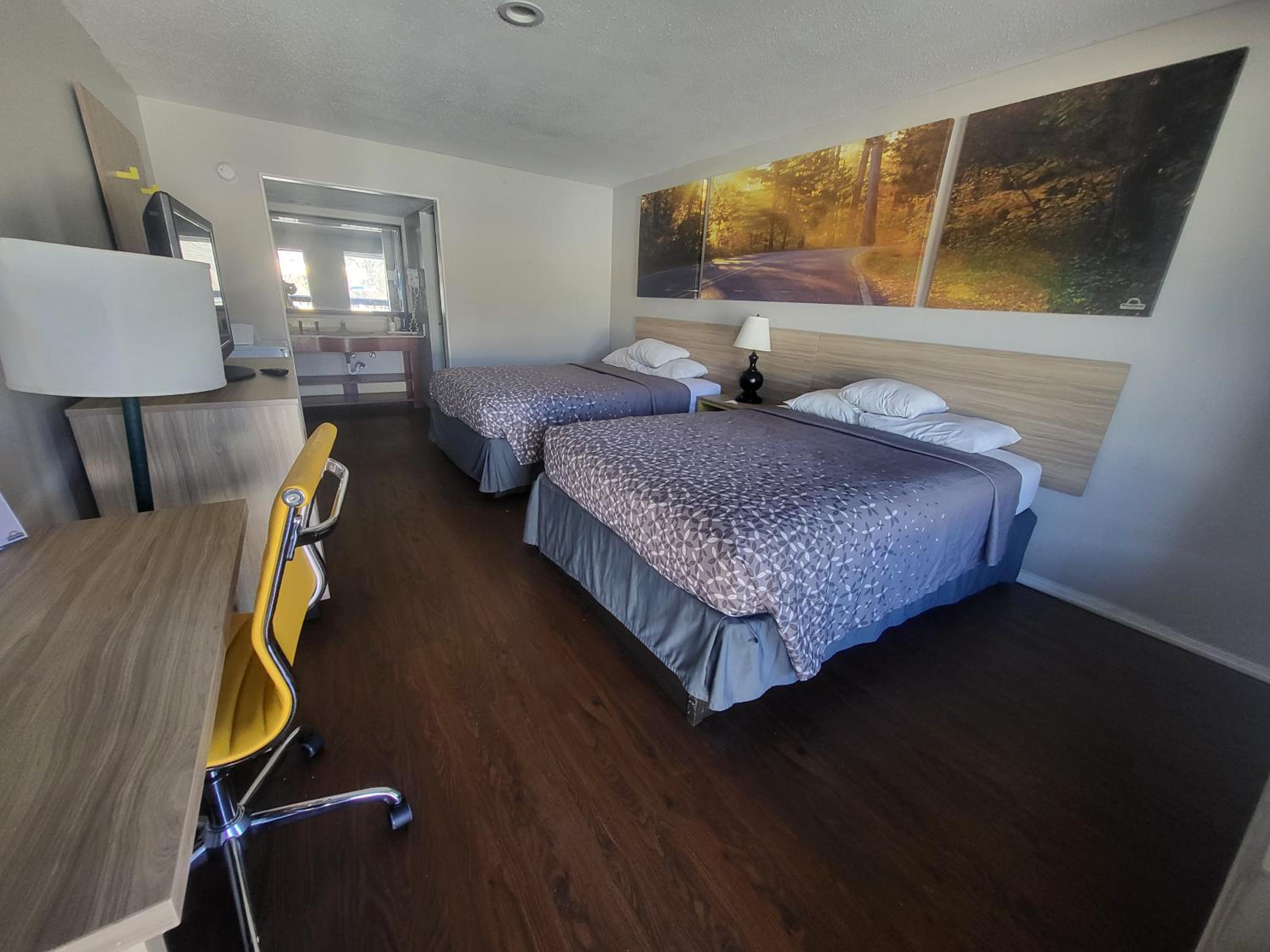 Quadruple Room with Two Queen Beds - Non Smoking - Photo 14