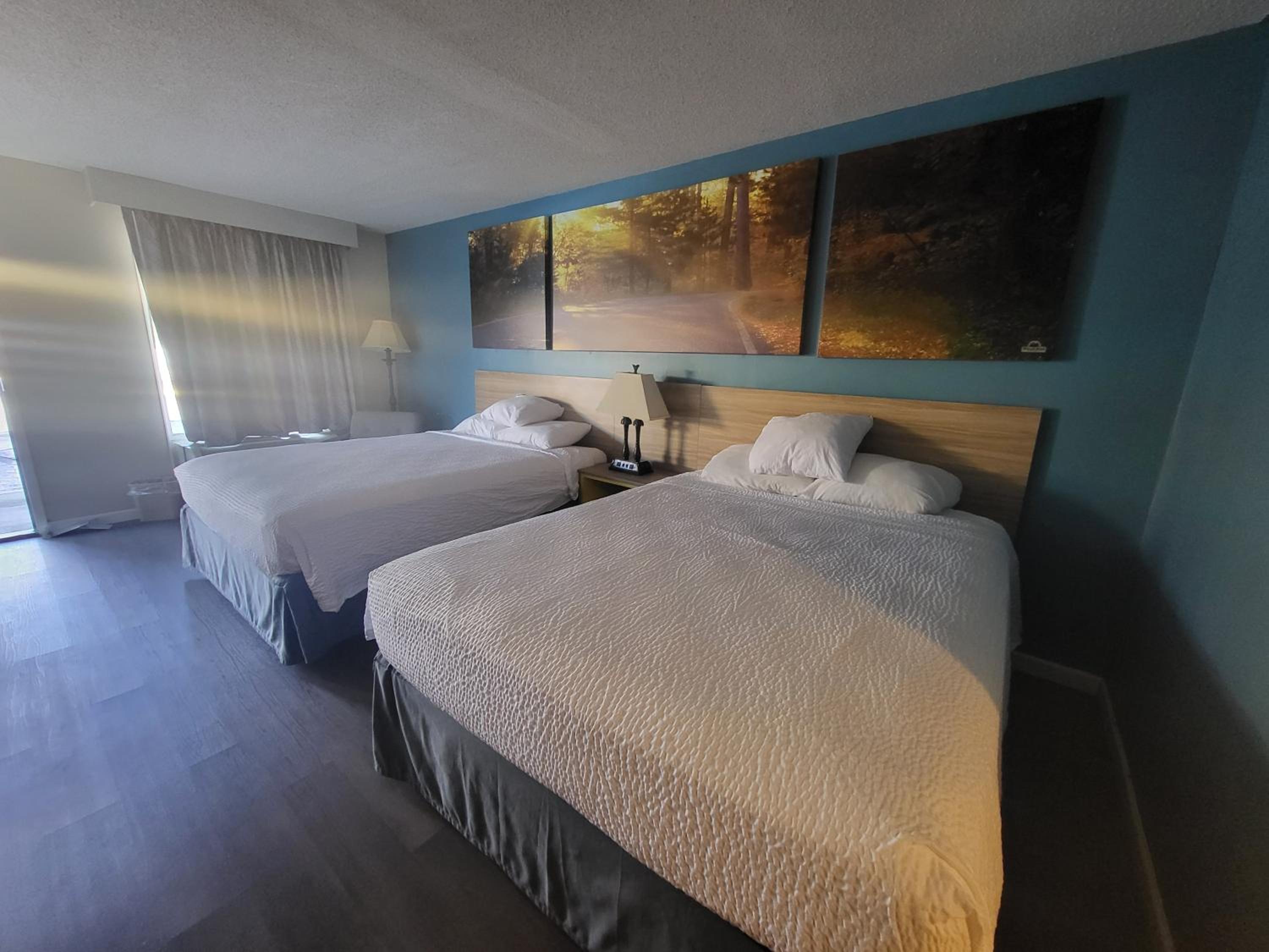Quadruple Room with Two Queen Beds - Non Smoking - Photo 15