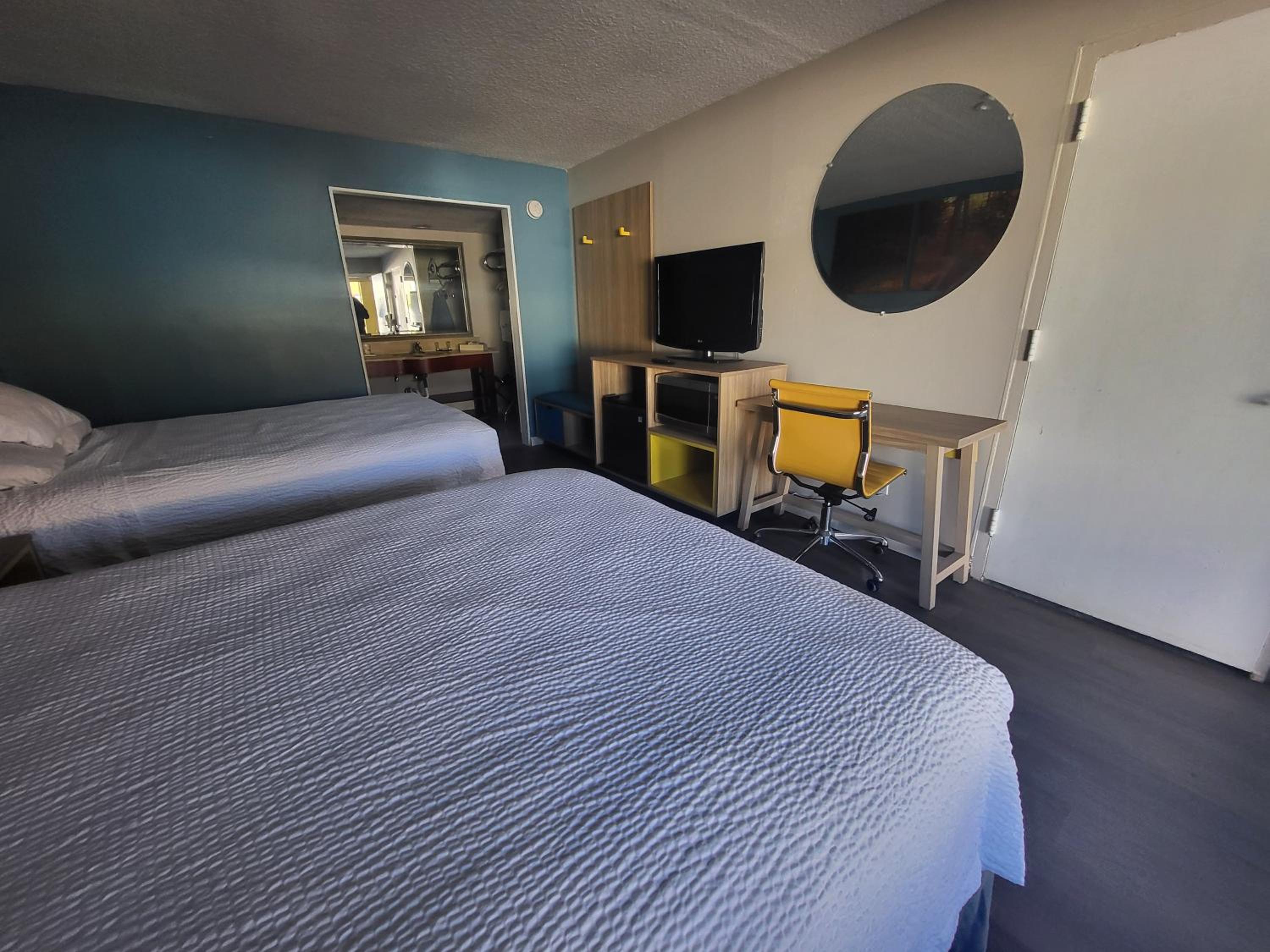 Quadruple Room with Two Queen Beds - Non Smoking - Photo 16
