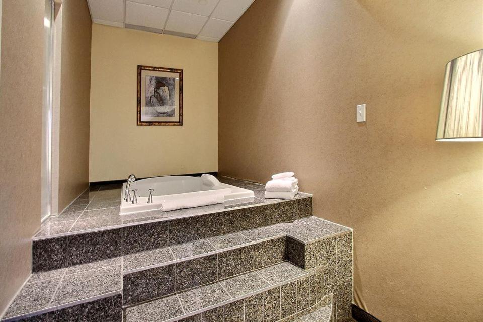 Junior Suite, 1 King Bed with Hot Tub