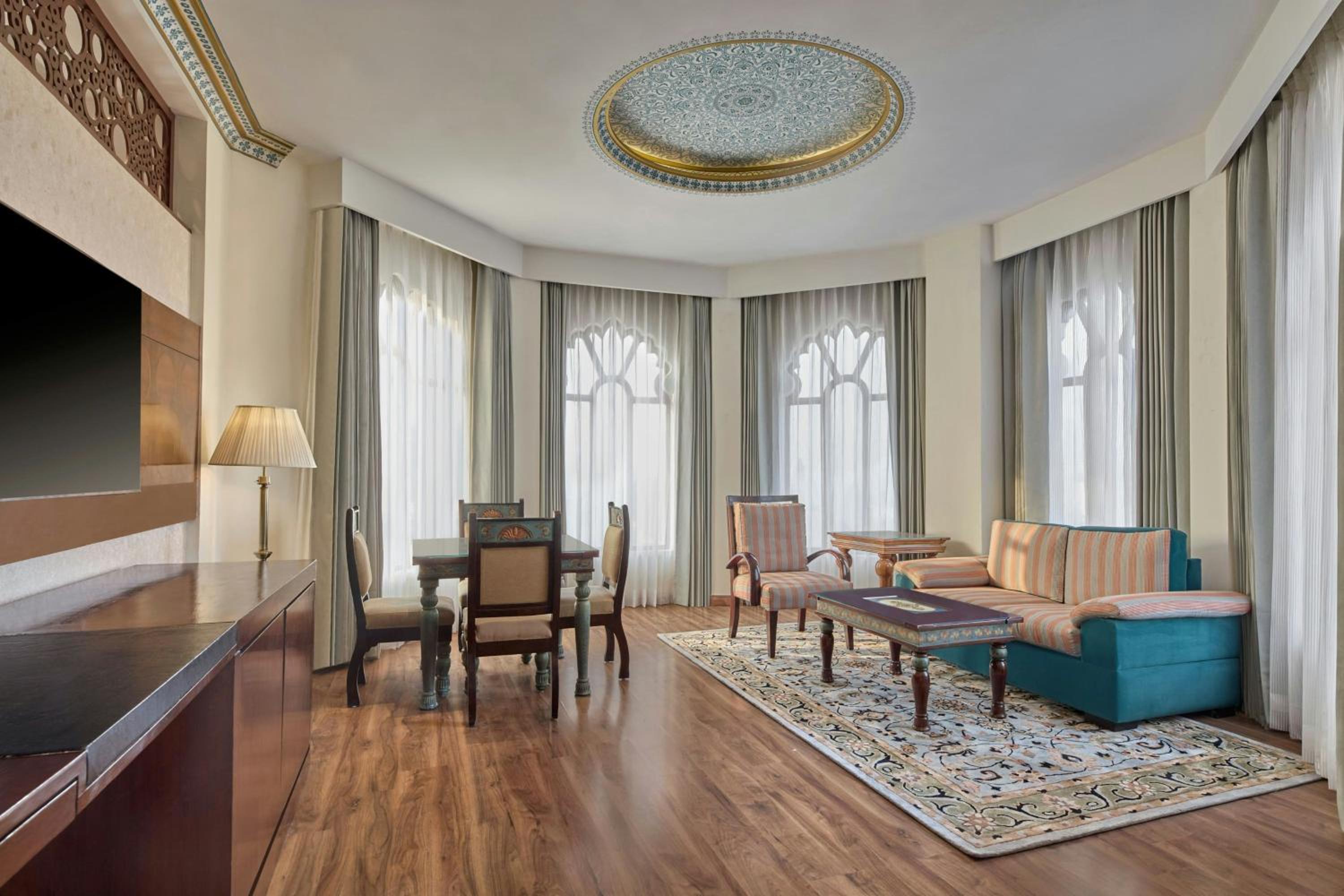 One-Bedroom Heritage King Suite with Sofa Bed and City View