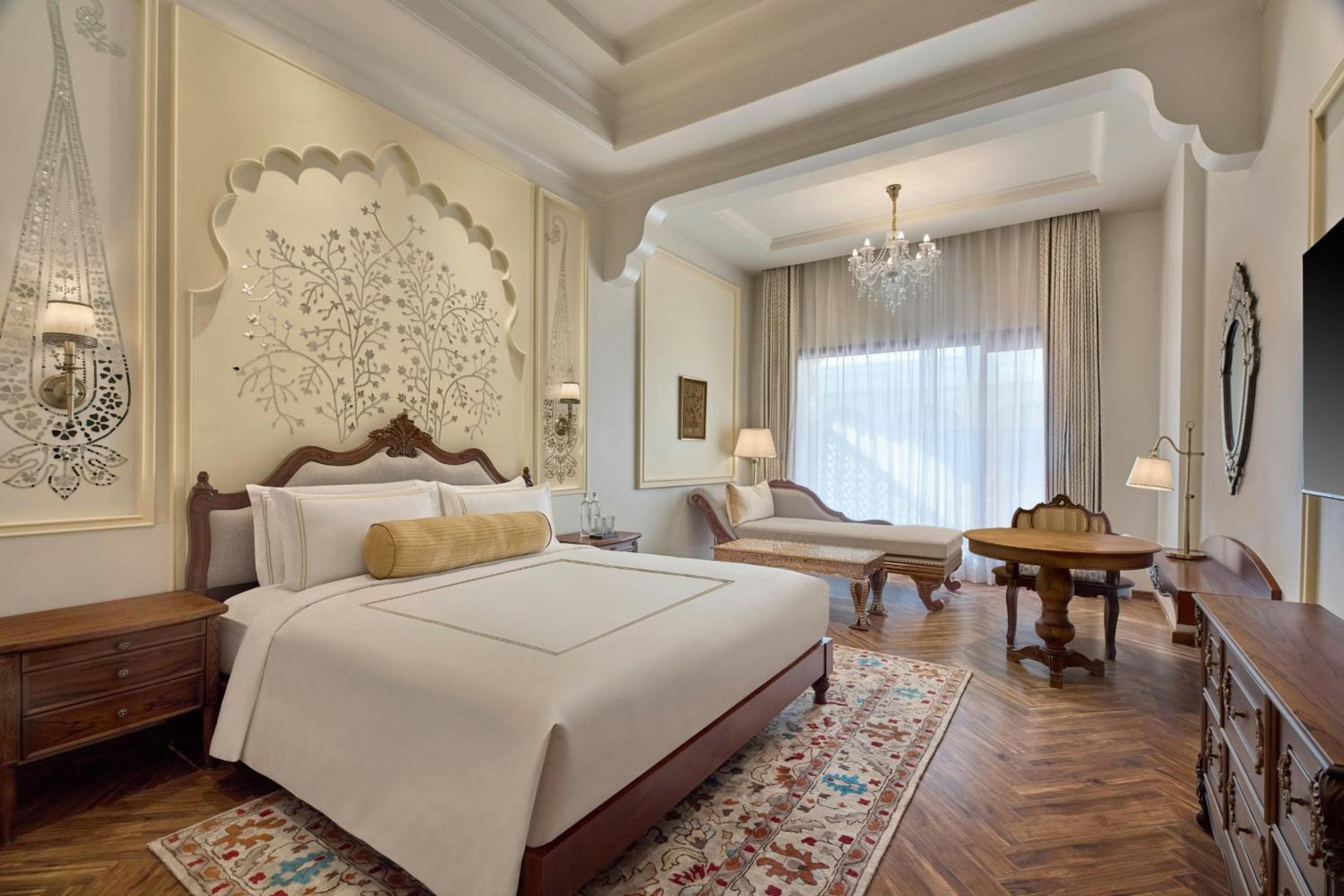 Executive Royal Club King Room with Sofa Bed - Photo 1