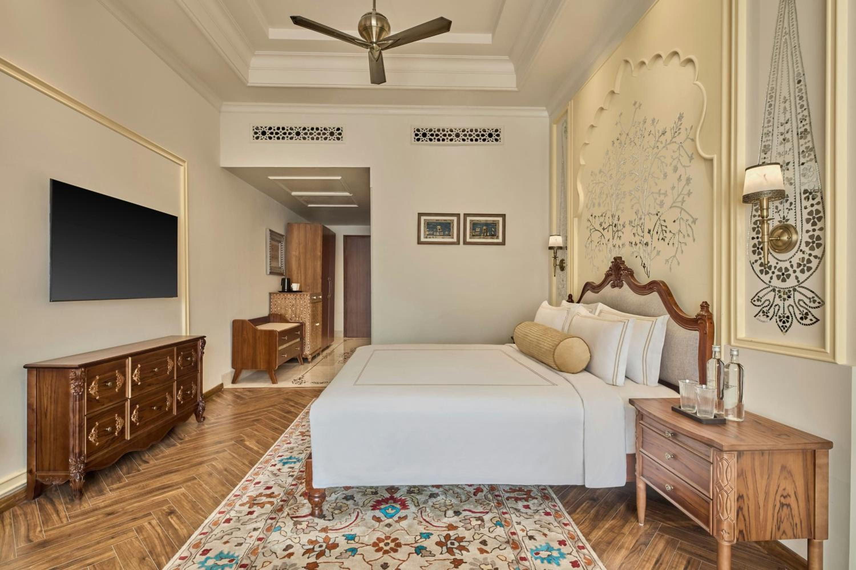 Executive Royal Club King Room with Sofa Bed - Photo 2
