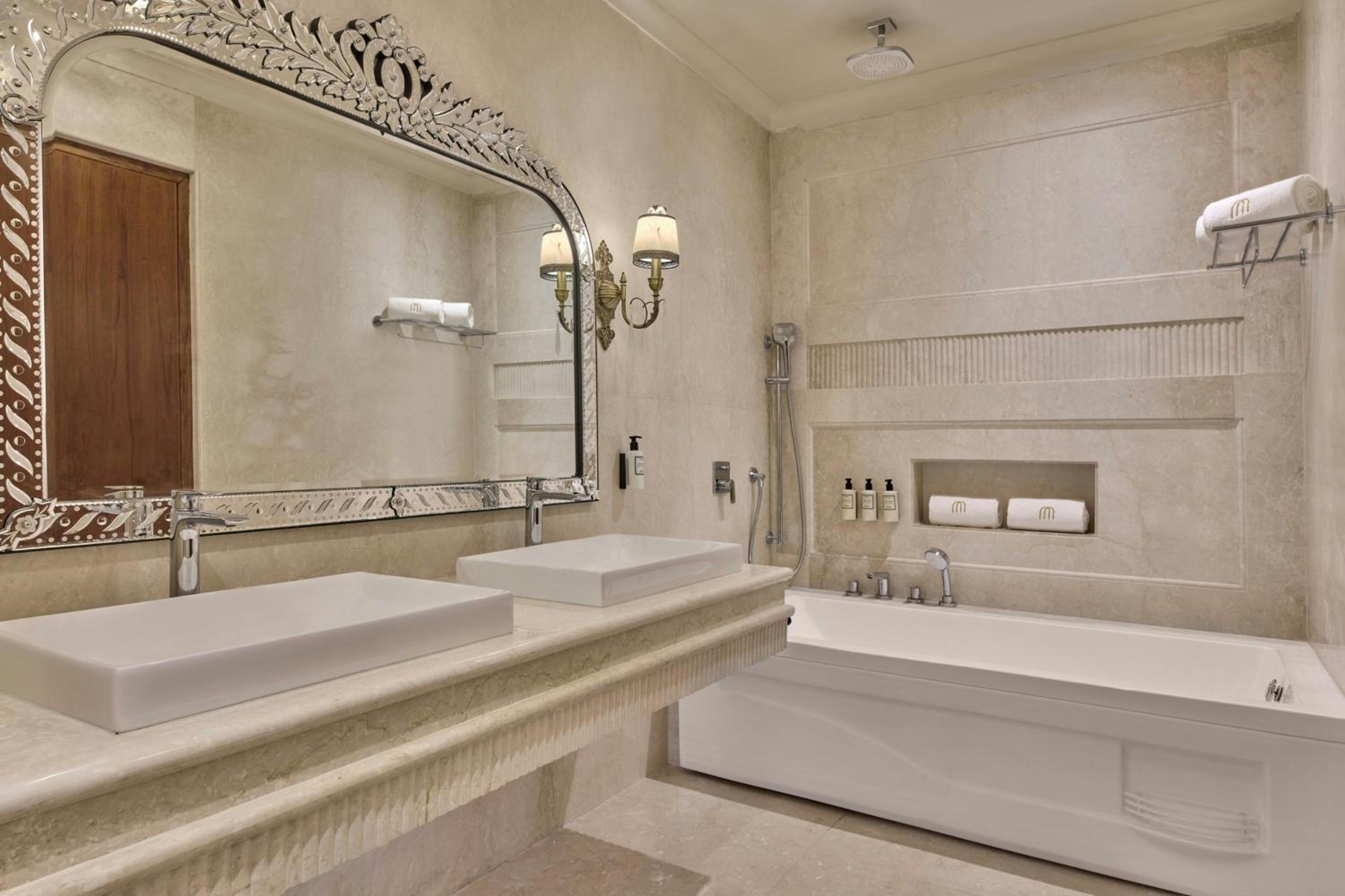 Executive Royal Club King Room with Sofa Bed - Photo 3