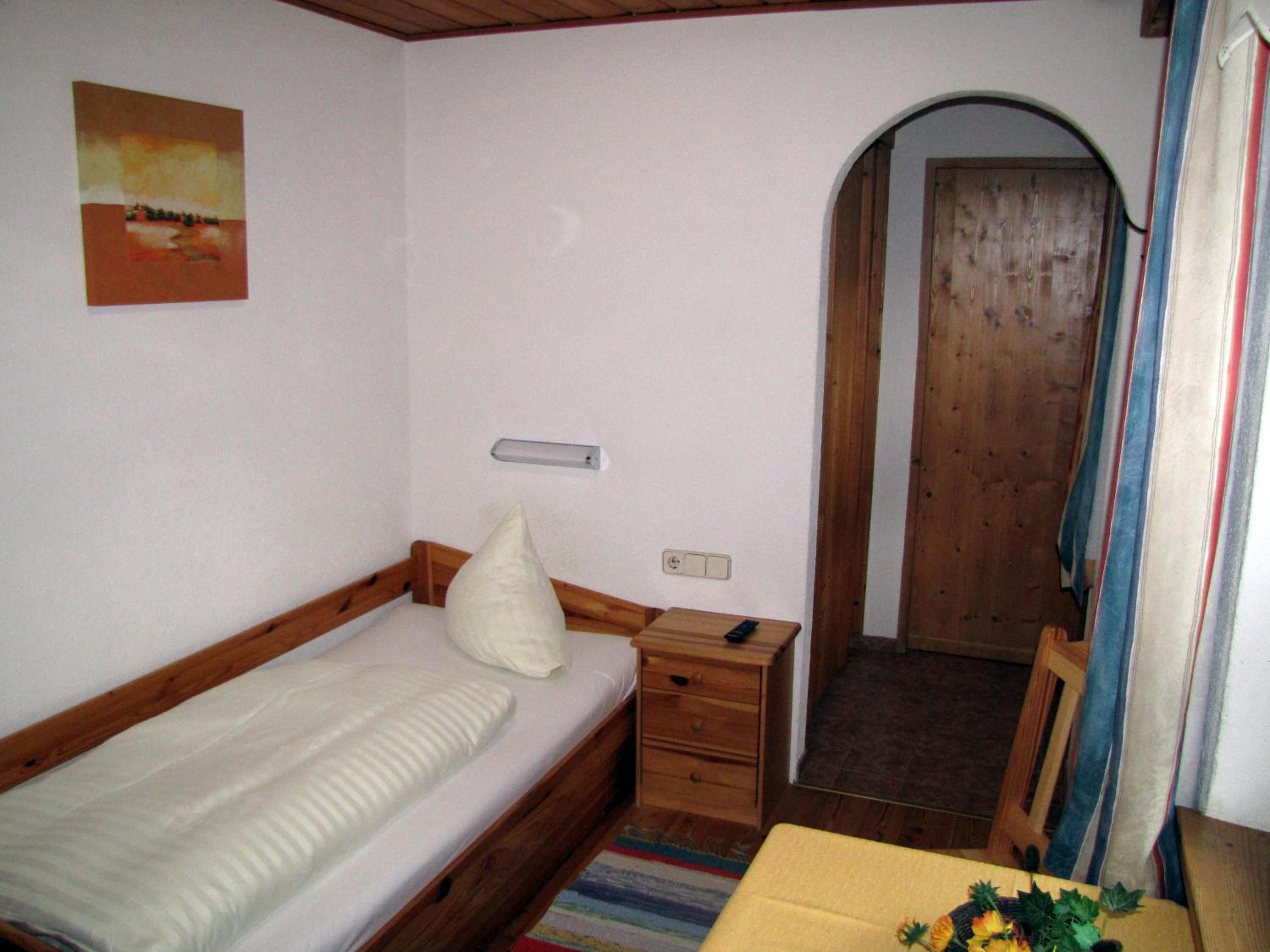 Single Room with Bathroom photo 2