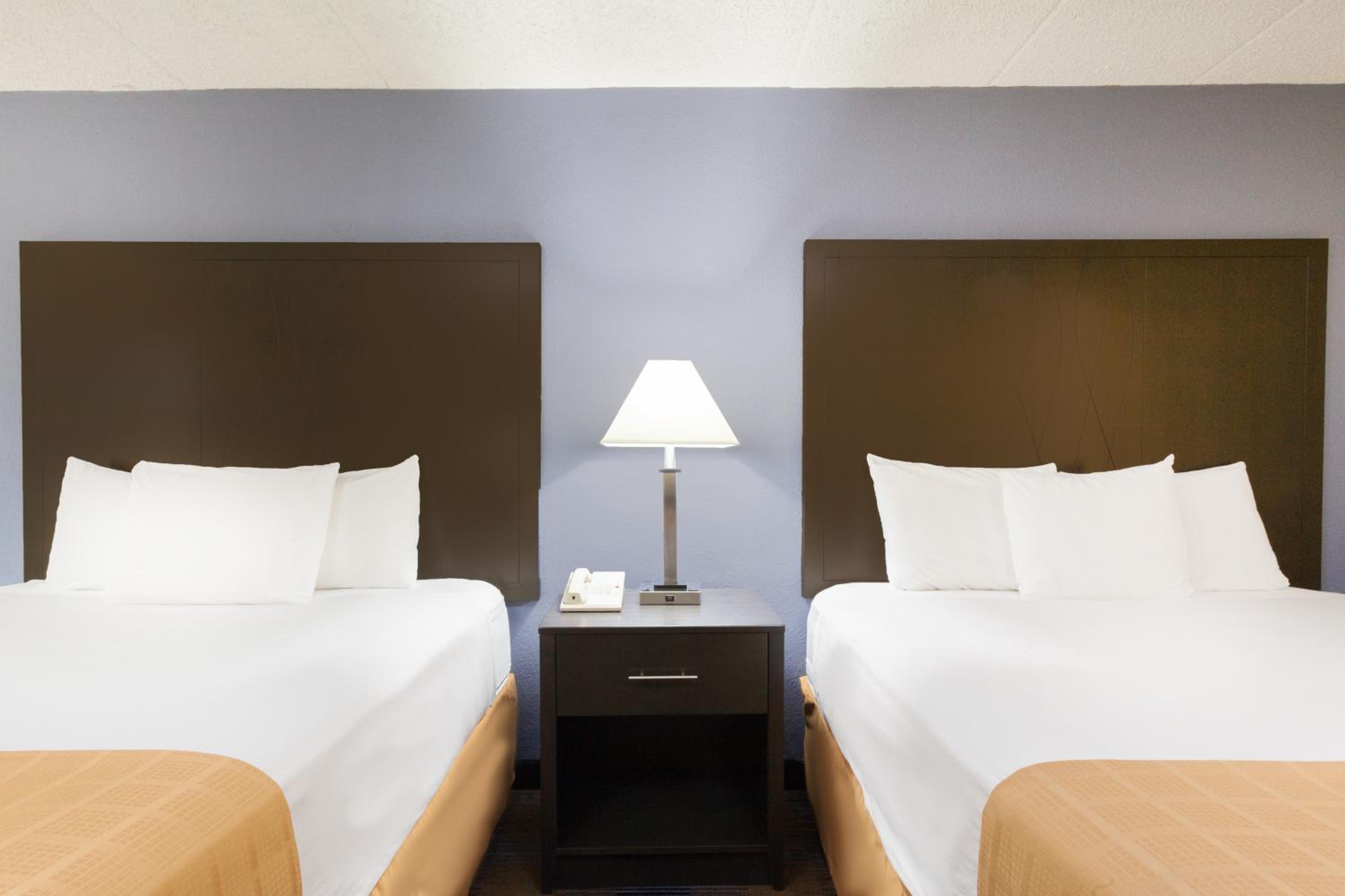 Queen Room with Two Queen Beds - Non-Smoking - Photo 3