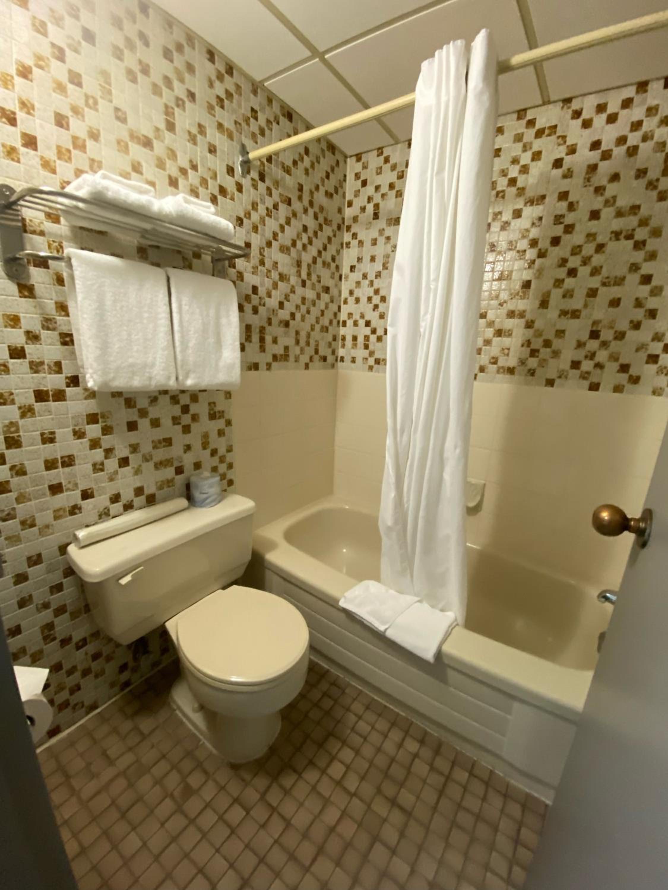 Deluxe King Room with Full Kitchen - Non-Smoking - Photo 4