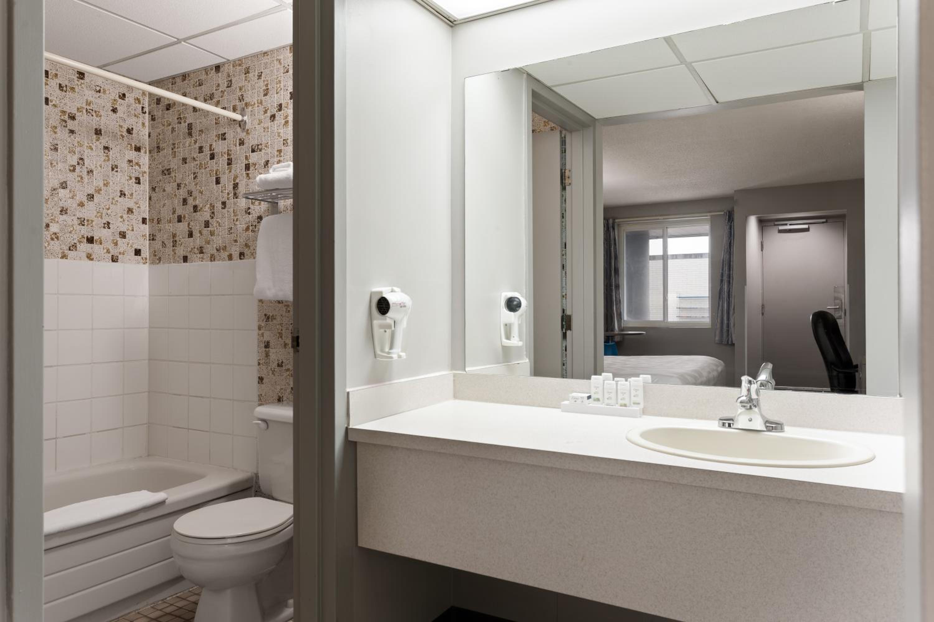 King Suite with Full Kitchen - Ground Floor/Non-Smoking - Photo 5