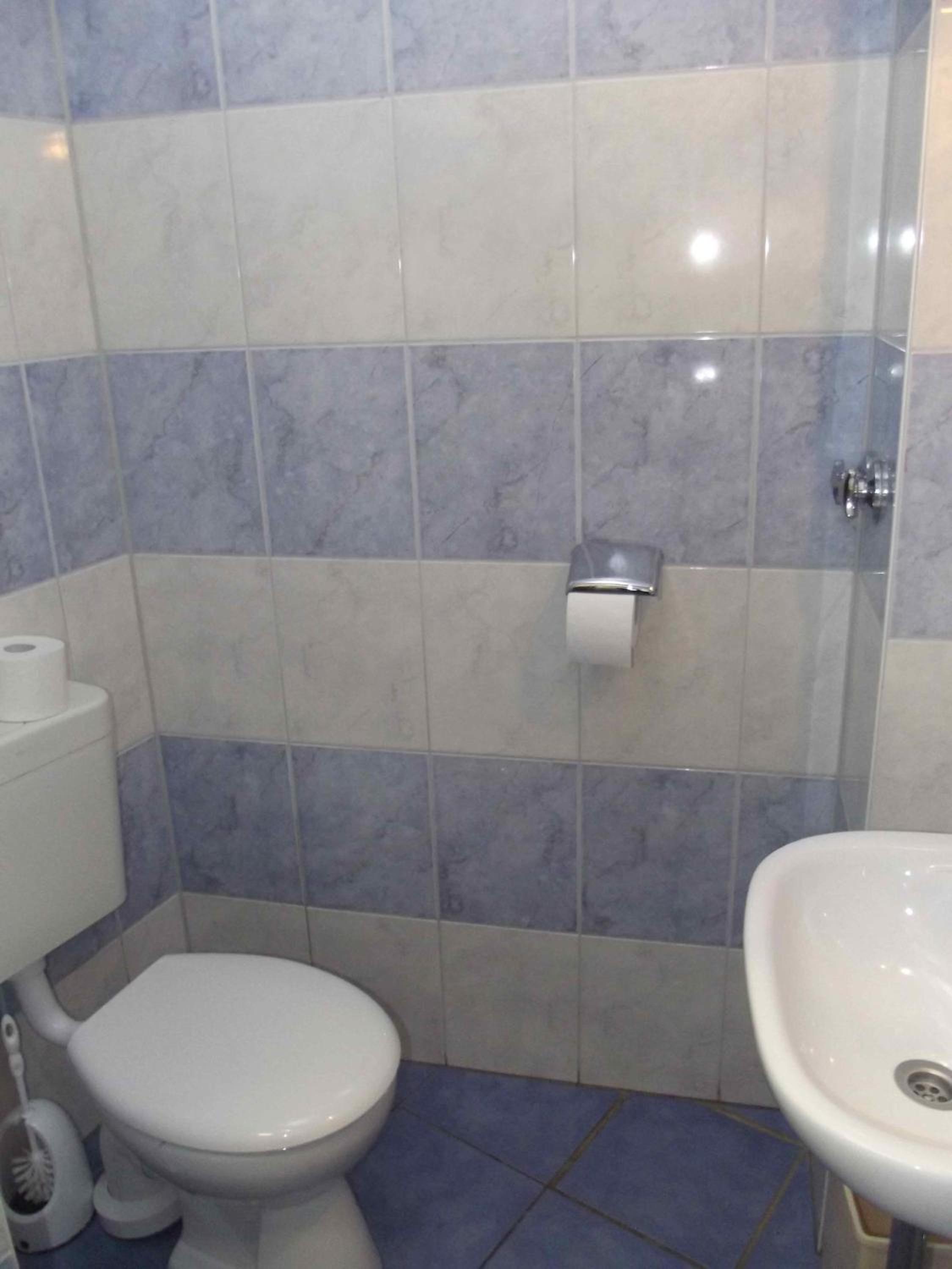 Family Room with Shared Bathroom photo 3