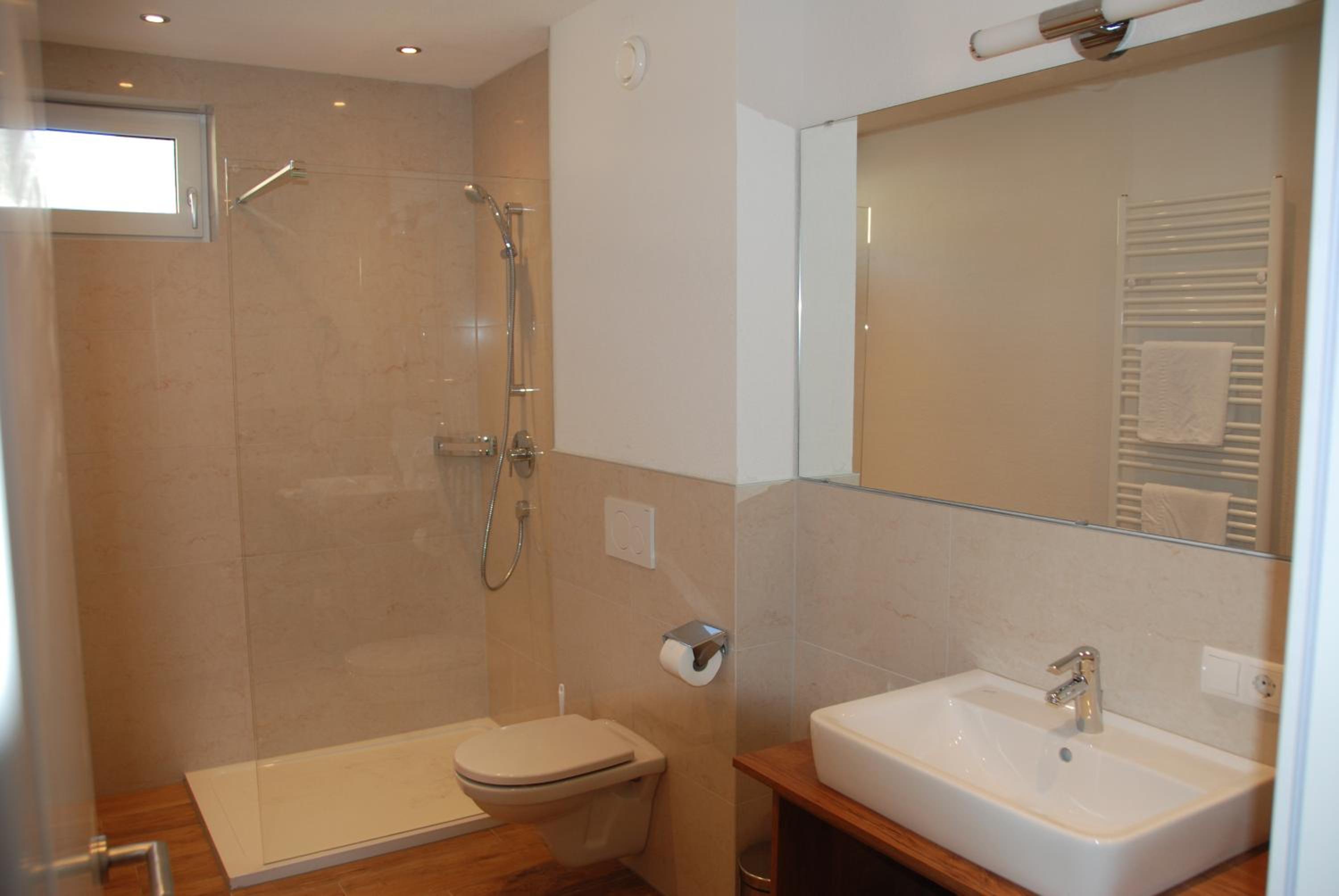 Twin Room with Mountain View (2 Adults + 1 Child) - Photo 2