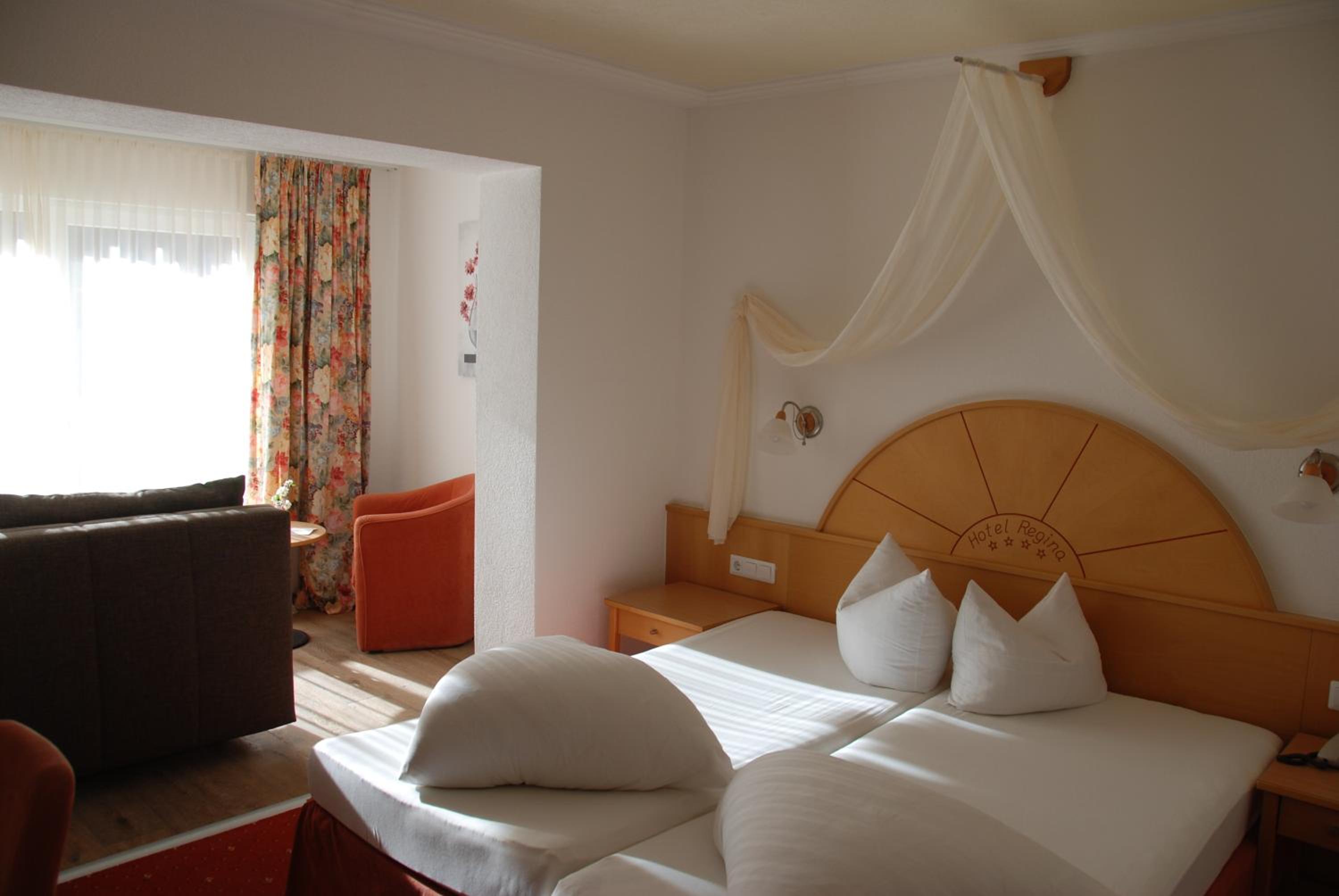 Twin Room with Mountain View (2 Adults + 1 Child) - Photo 4