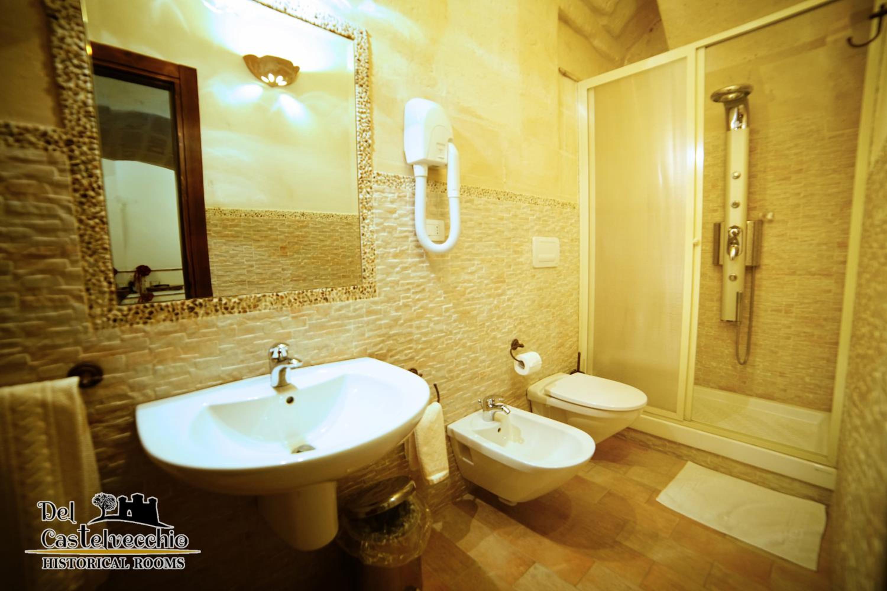 Double Room with Balcony - Photo 5