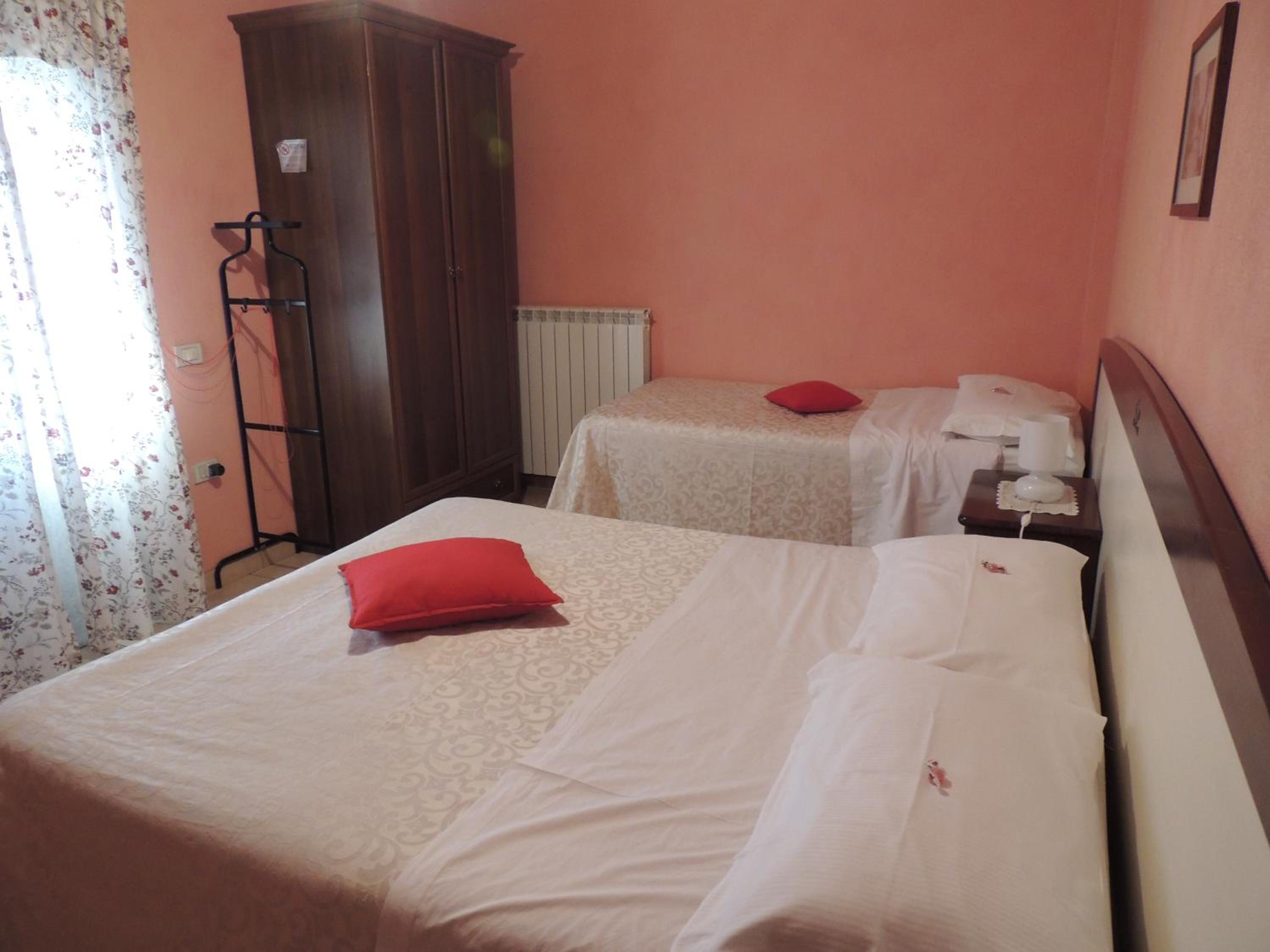 Double or Twin Room with Private Bathroom - Photo 11