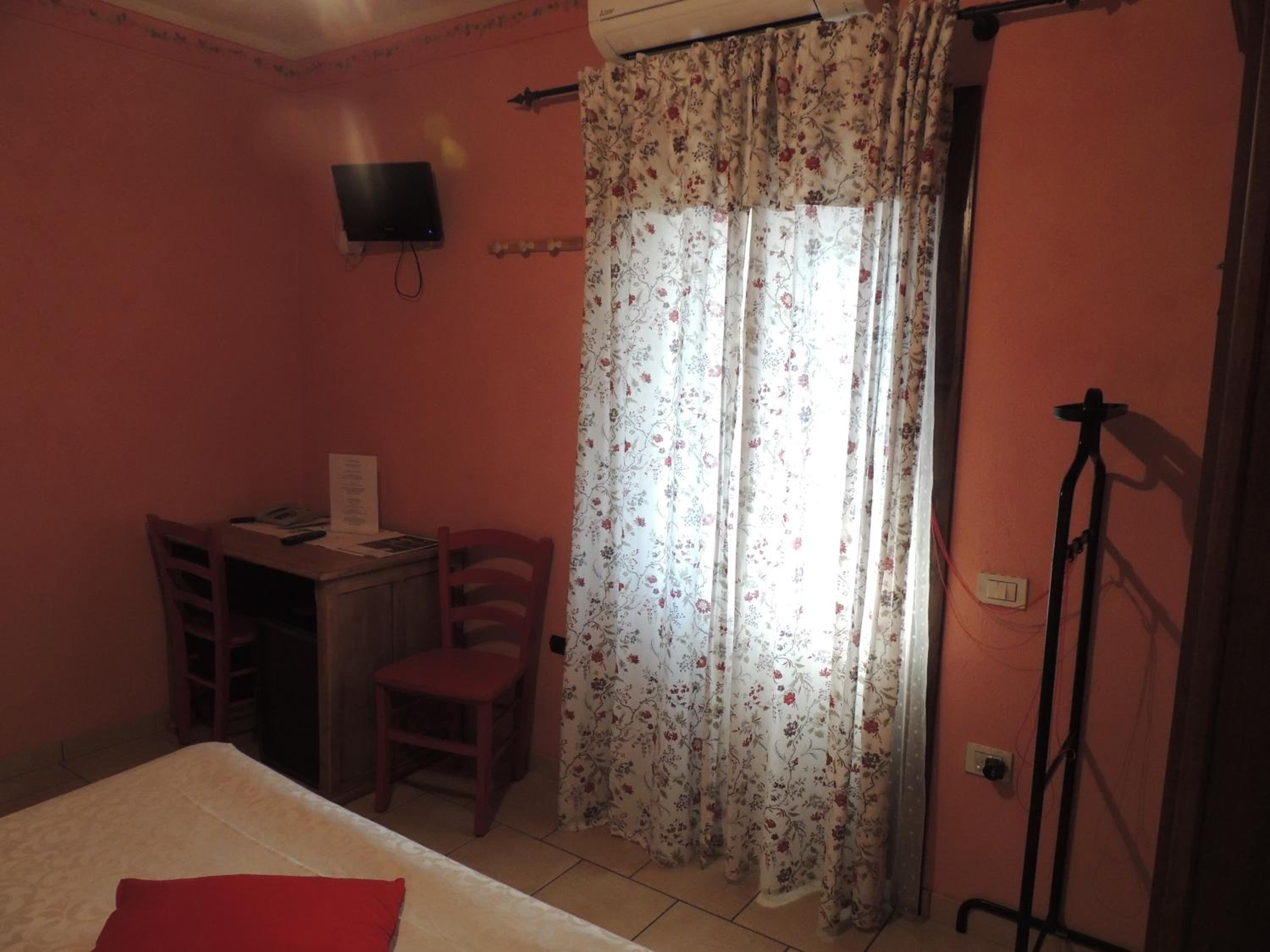 Double or Twin Room with Private Bathroom - Photo 16