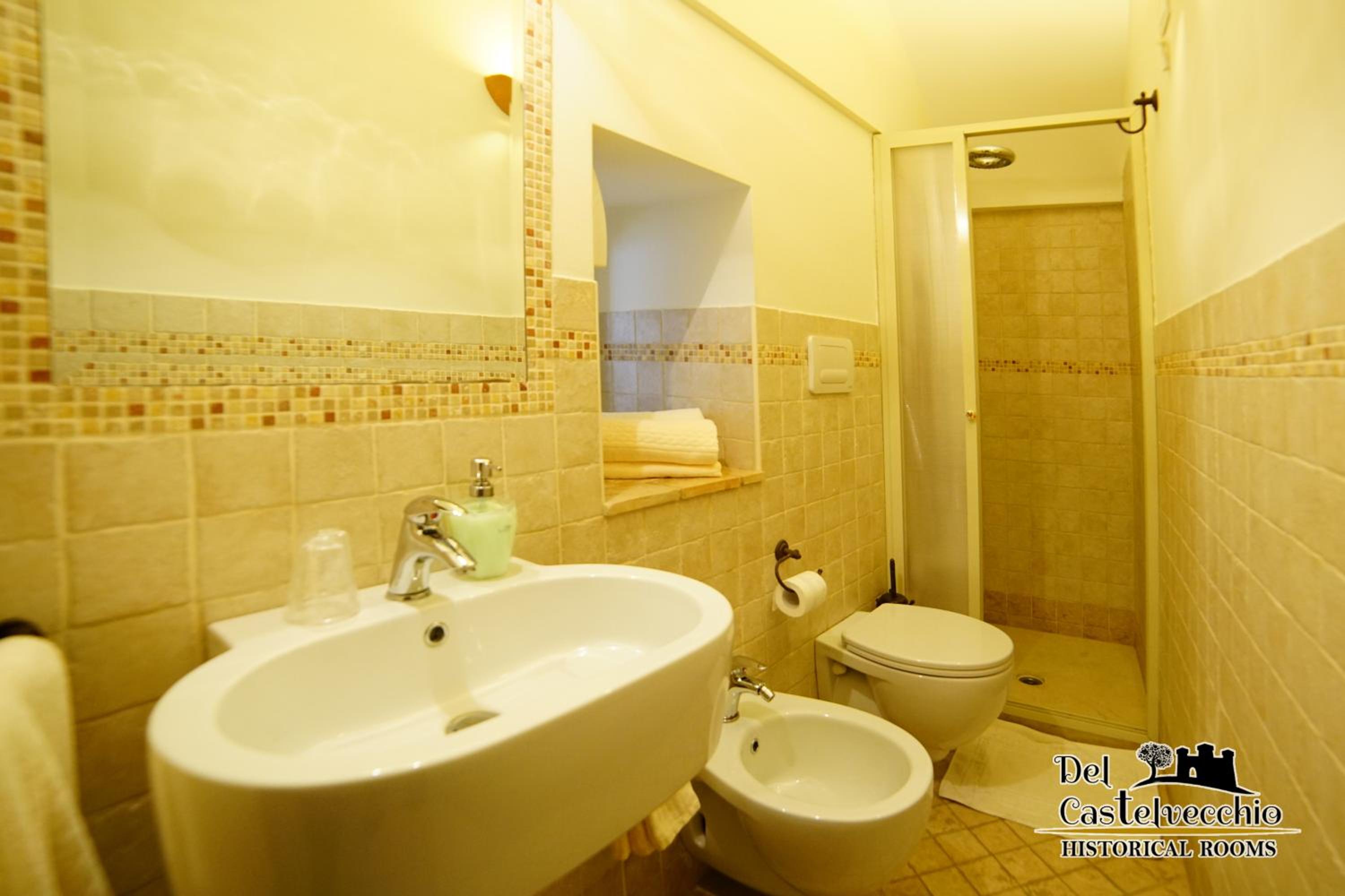 Double Room with Balcony - Photo 6