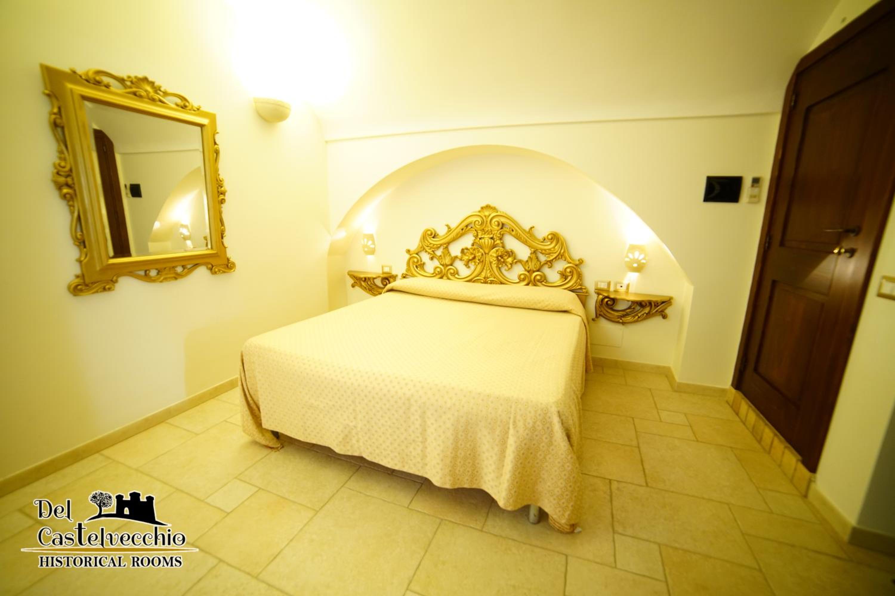 Double Room with Balcony - Photo 8