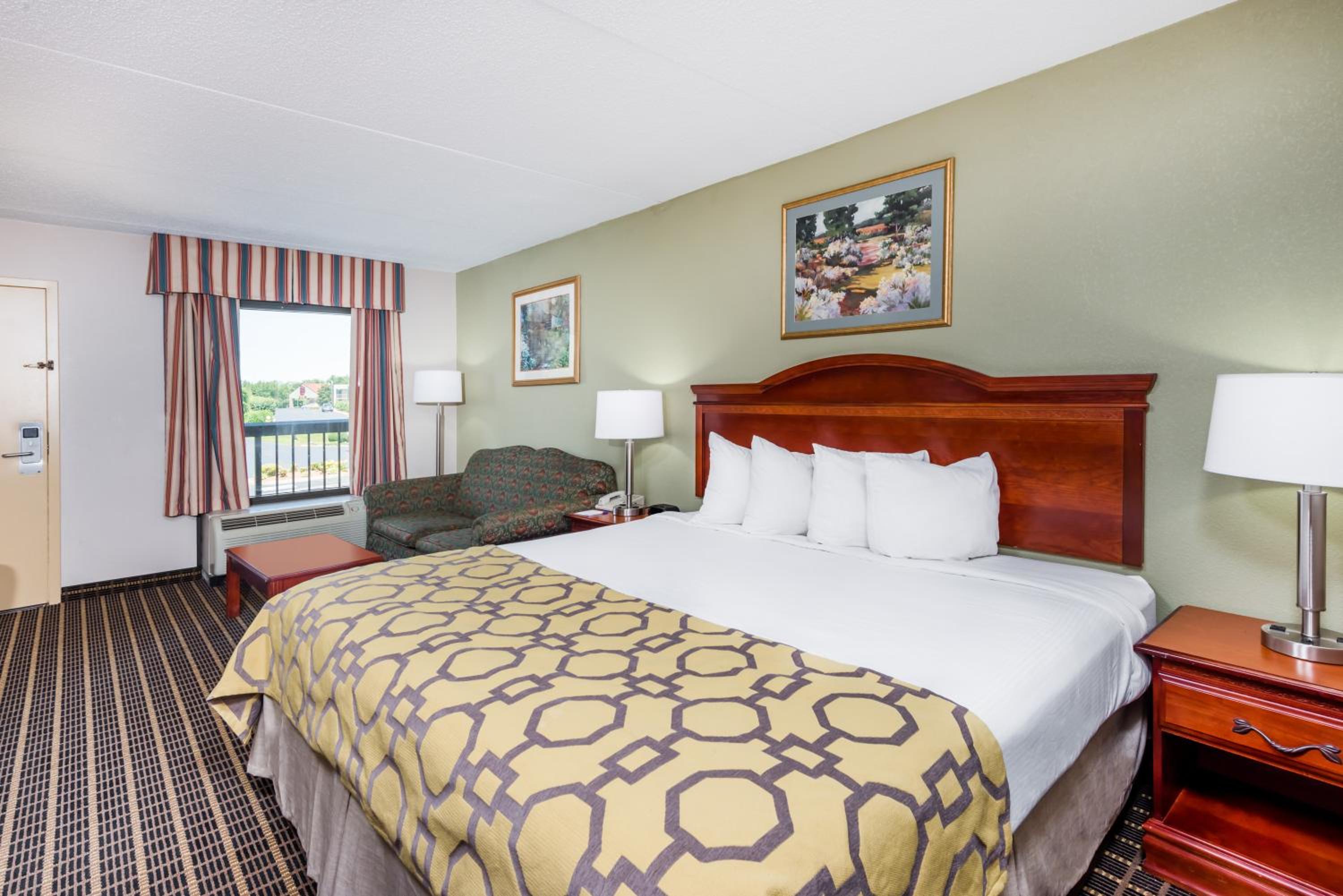 King Room with Jetted Tub - Non-Smoking - Photo 4