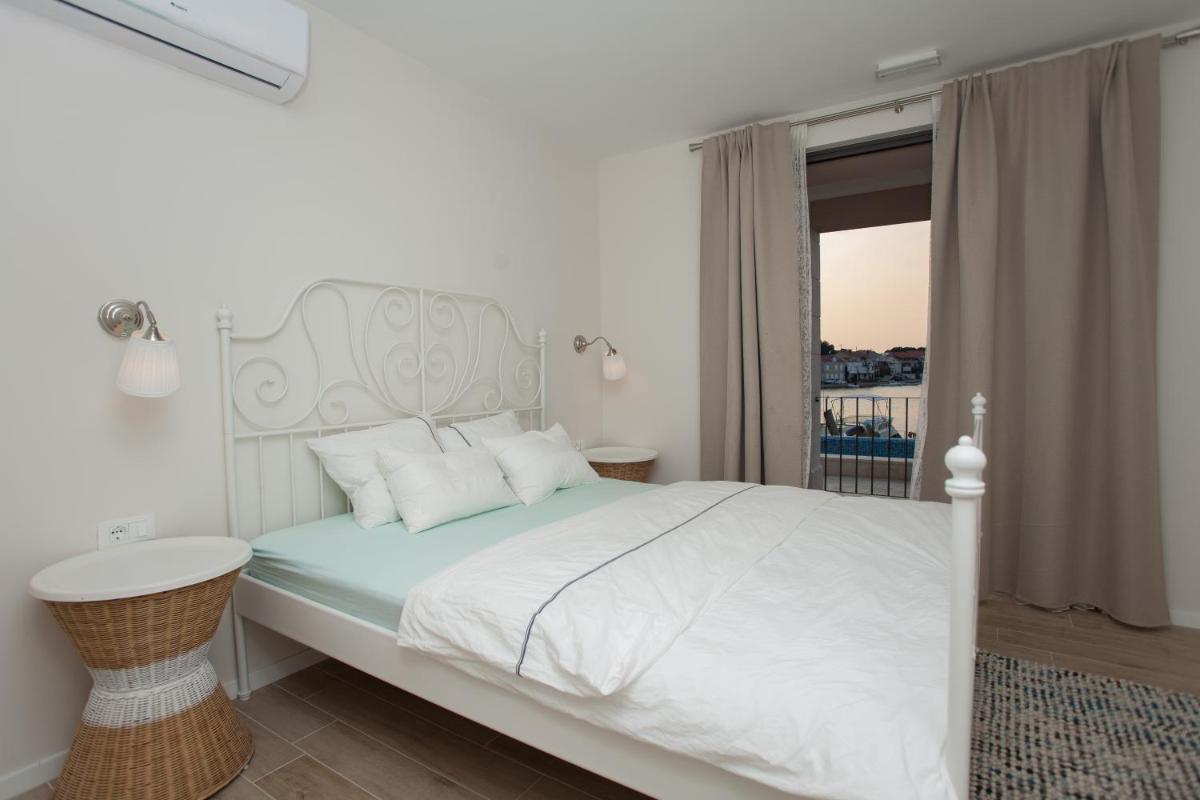 Deluxe Double Room with Balcony and Sea View photo 3
