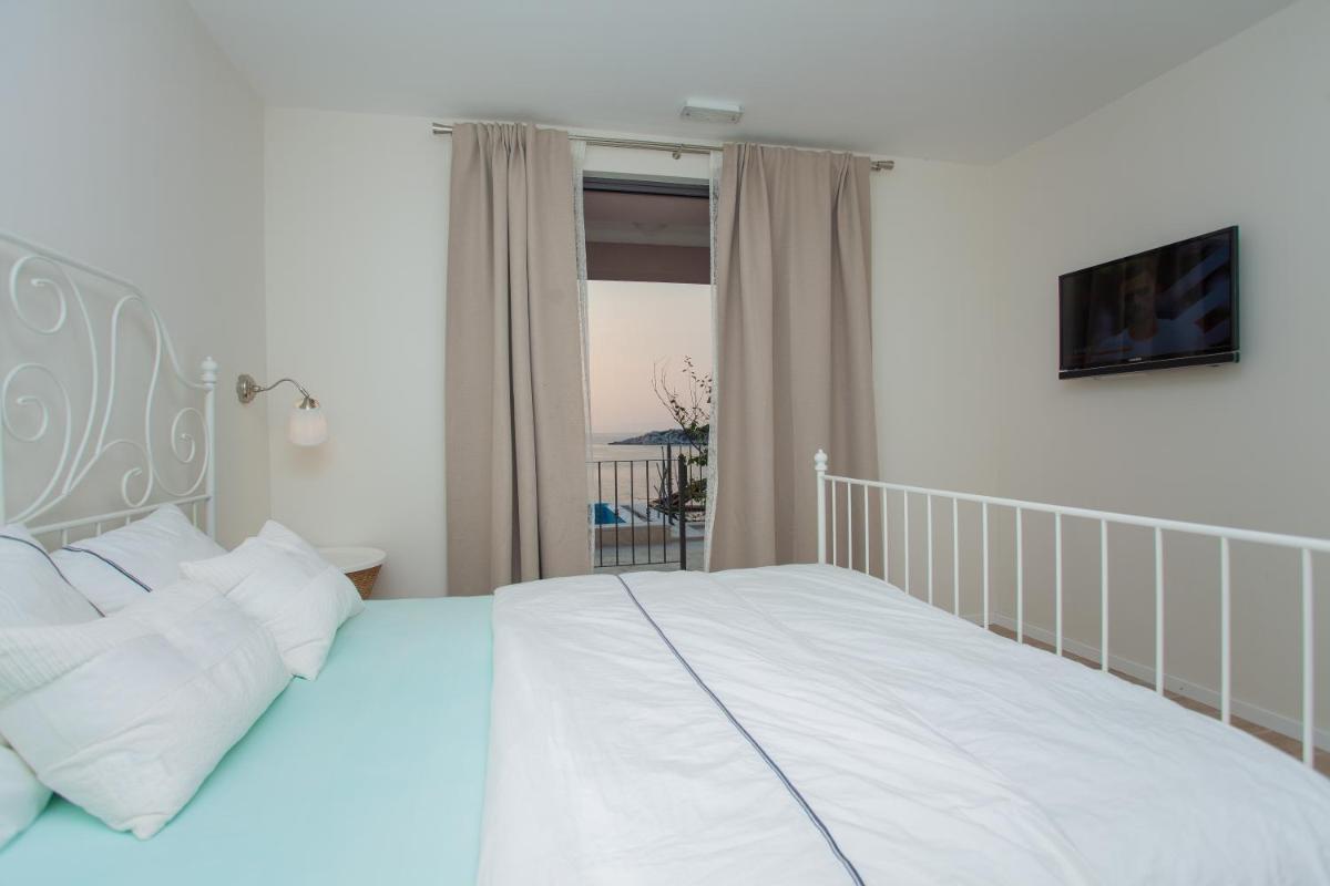Deluxe Double Room with Balcony and Sea View photo 1