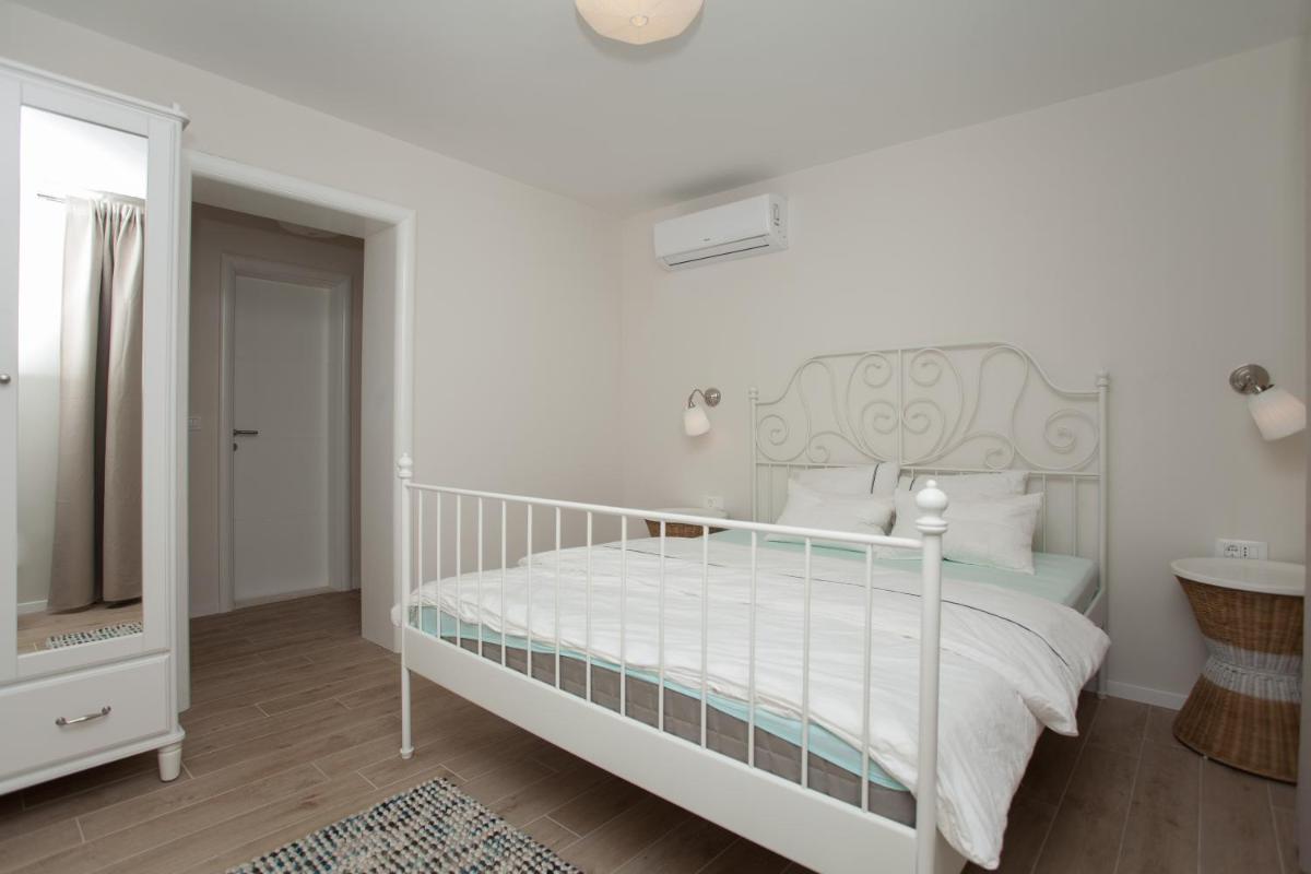 Deluxe Double Room with Balcony and Sea View photo 2