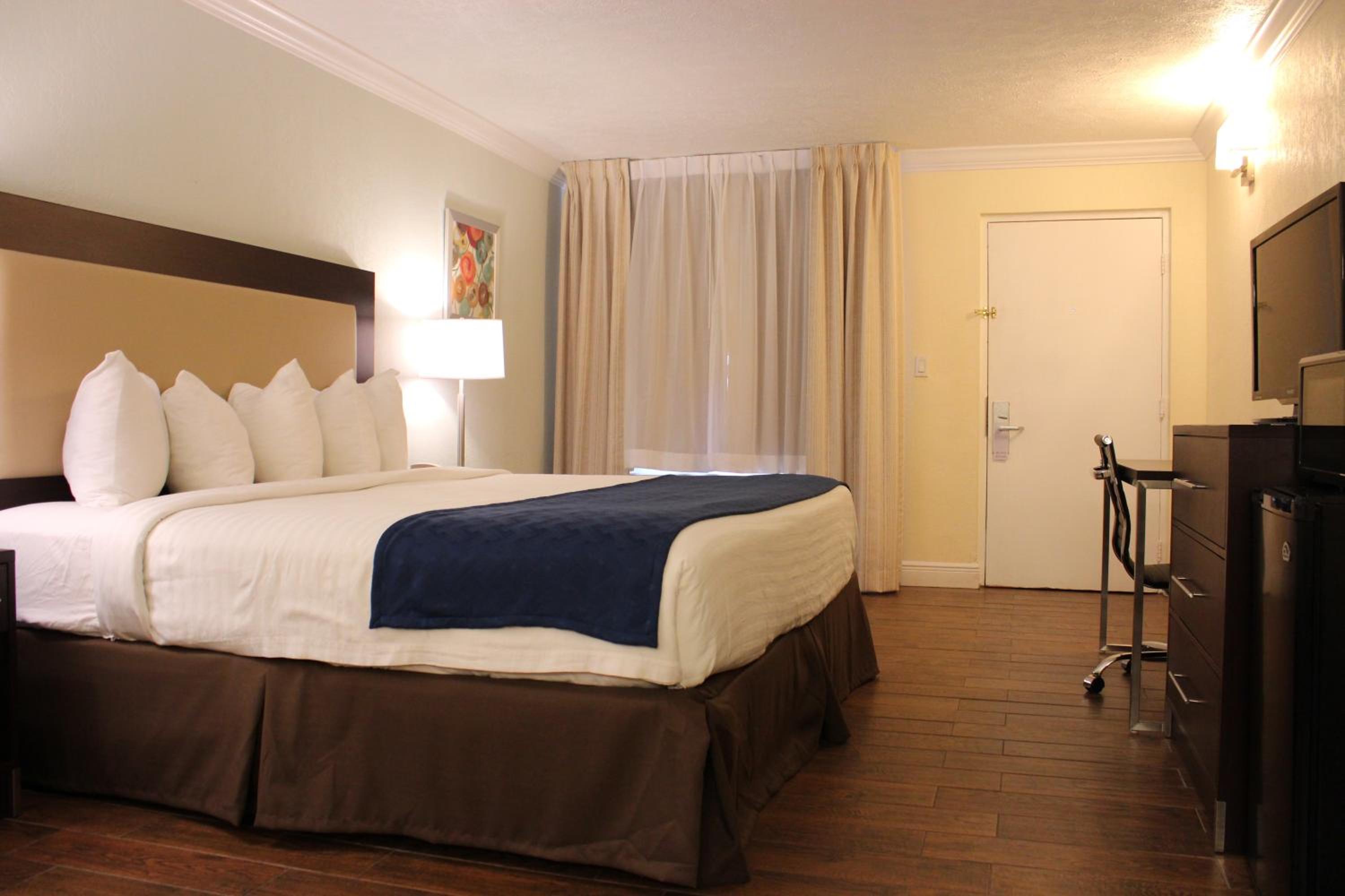 Premium King Room - Photo 5