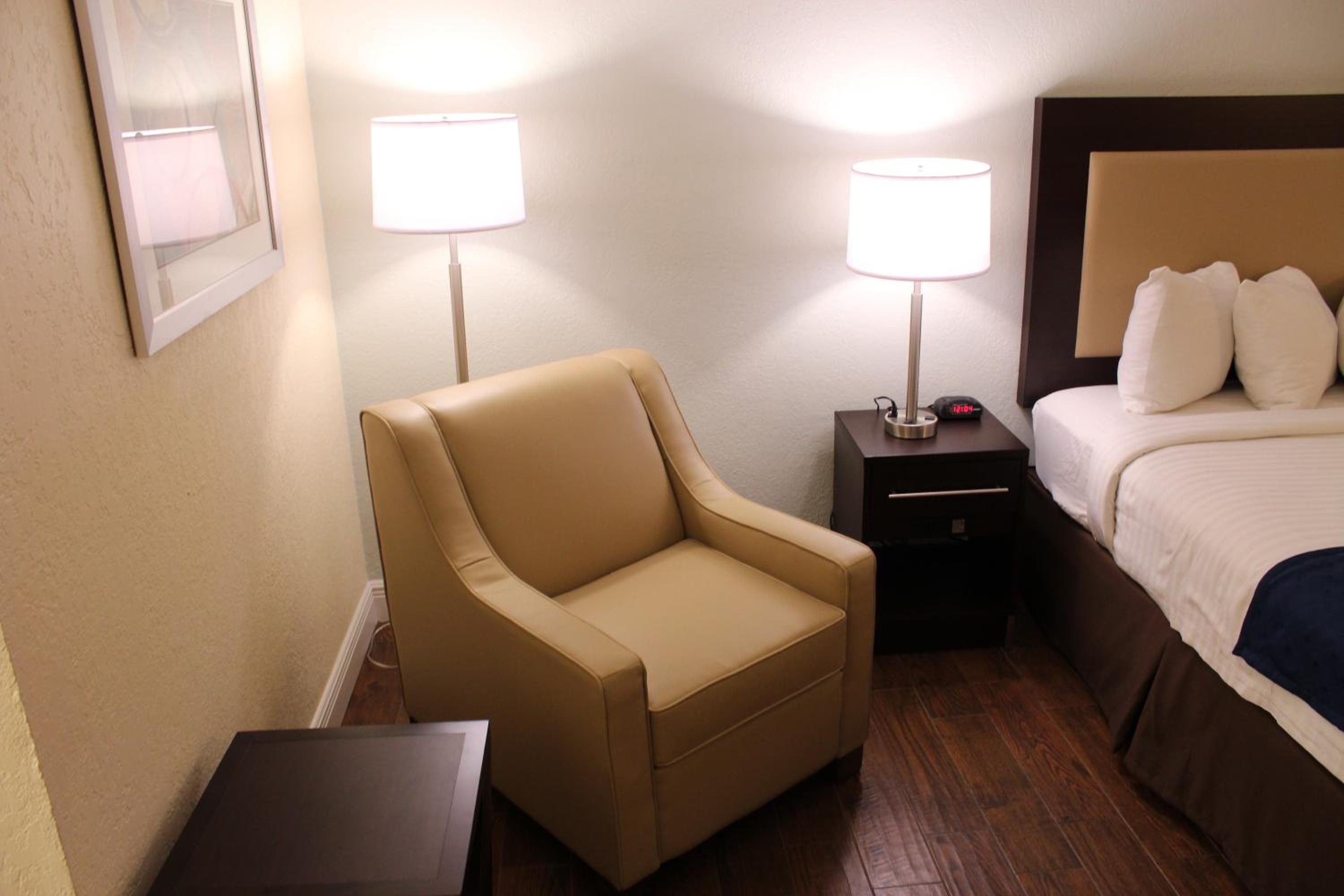 Premium King Room - Photo 2