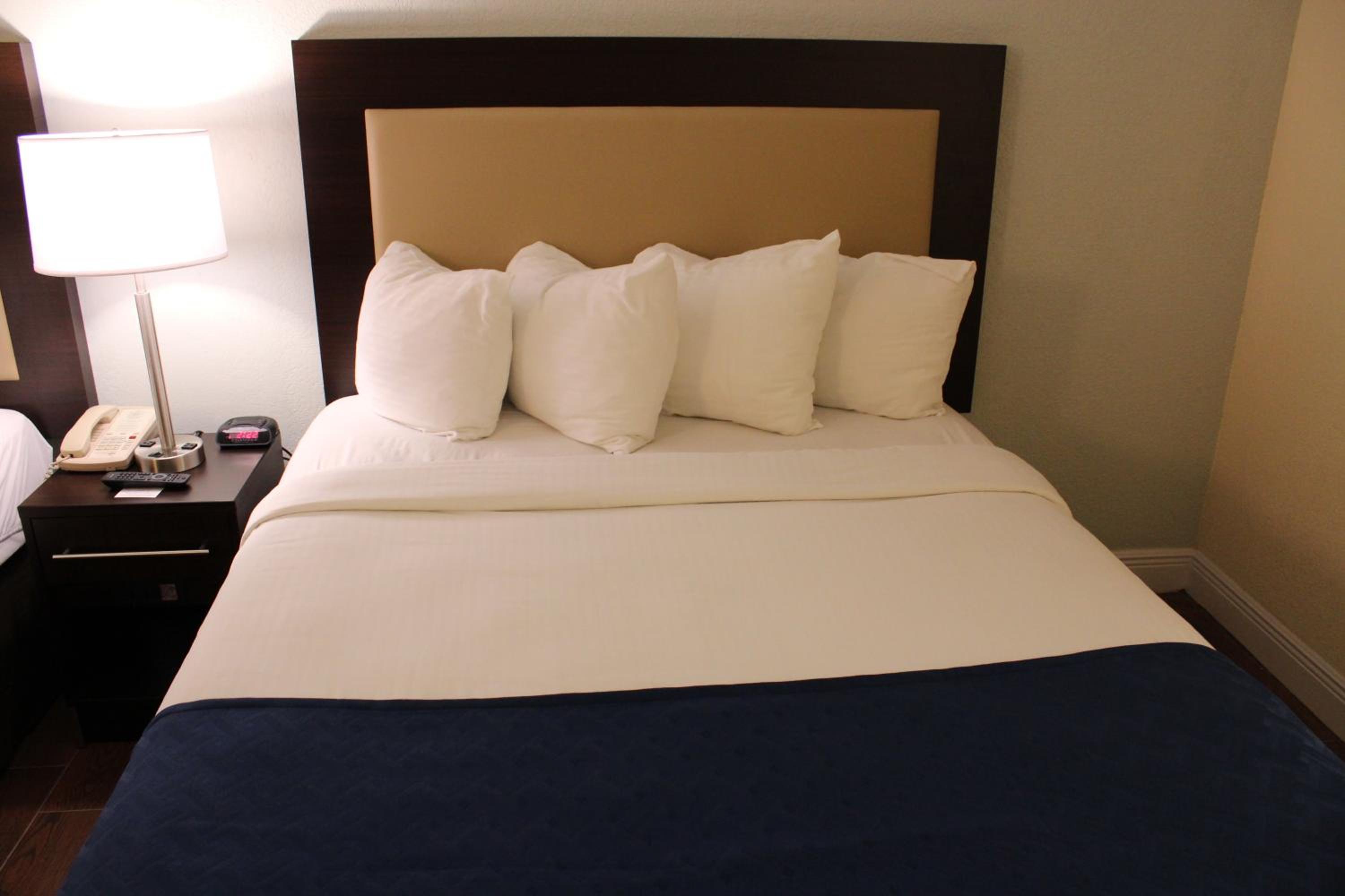 Premium Double Room with Two Queen Beds - Photo 7