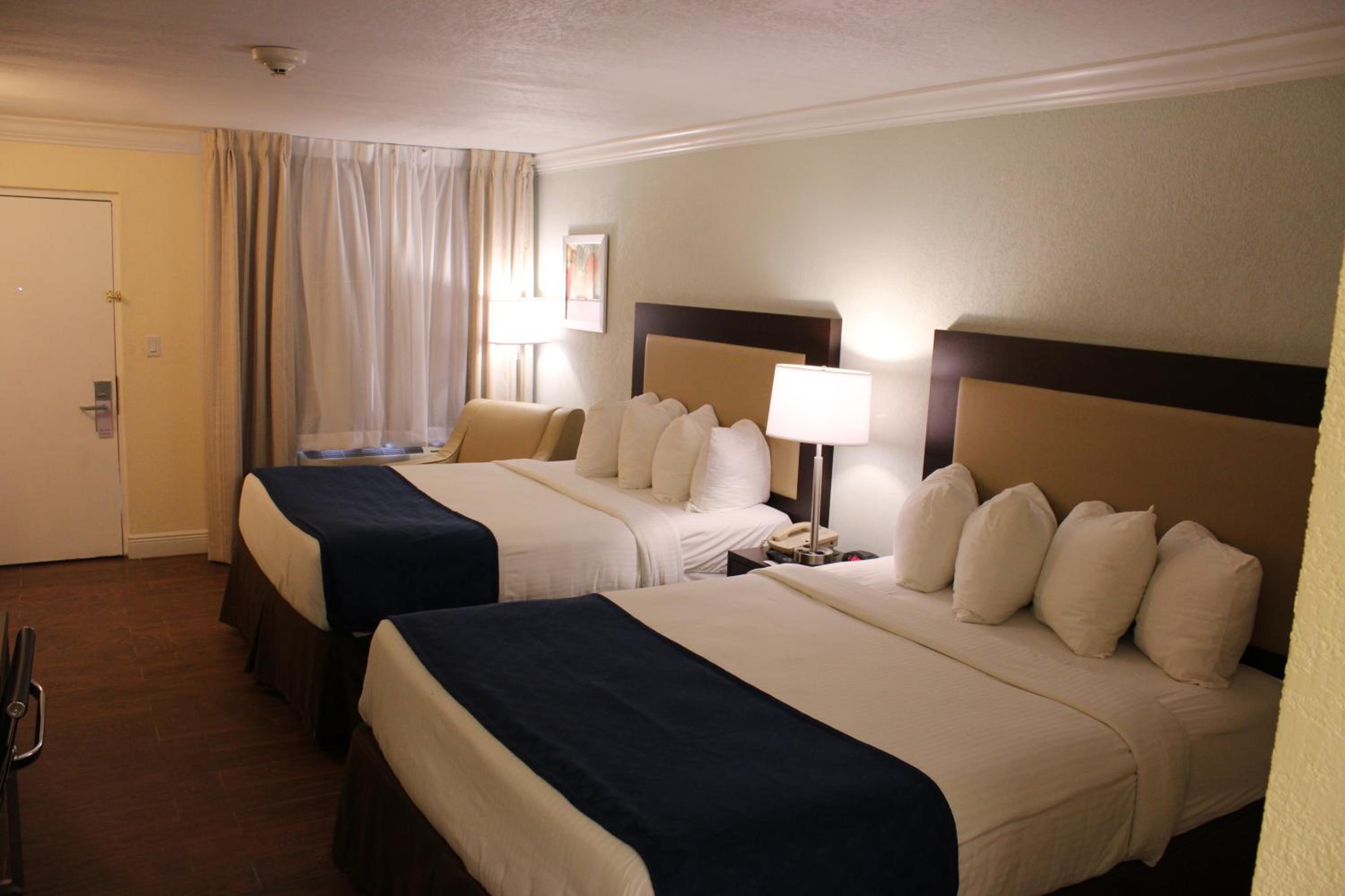 Premium Double Room with Two Queen Beds - Photo 8