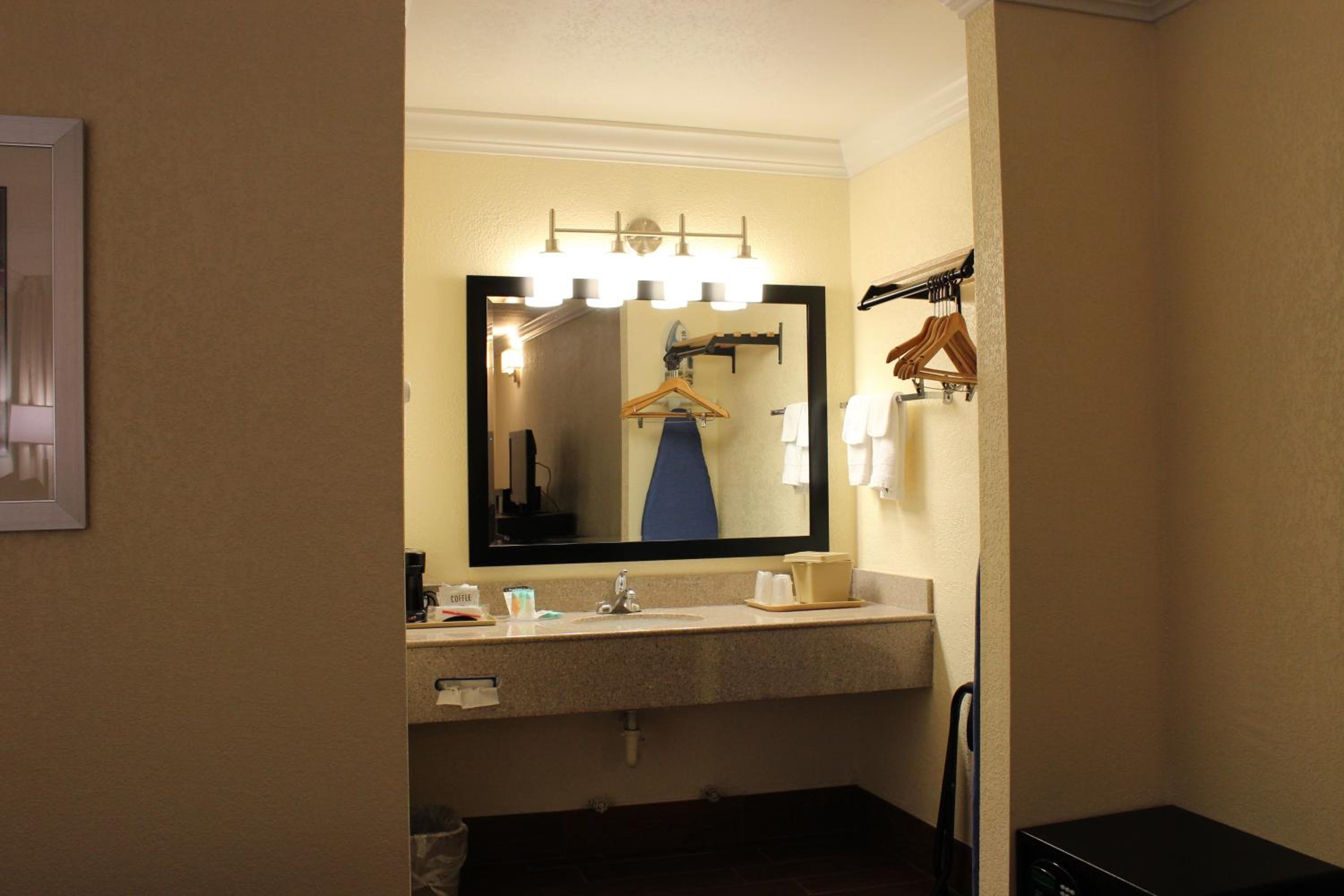 Premium Double Room with Two Queen Beds - Photo 5
