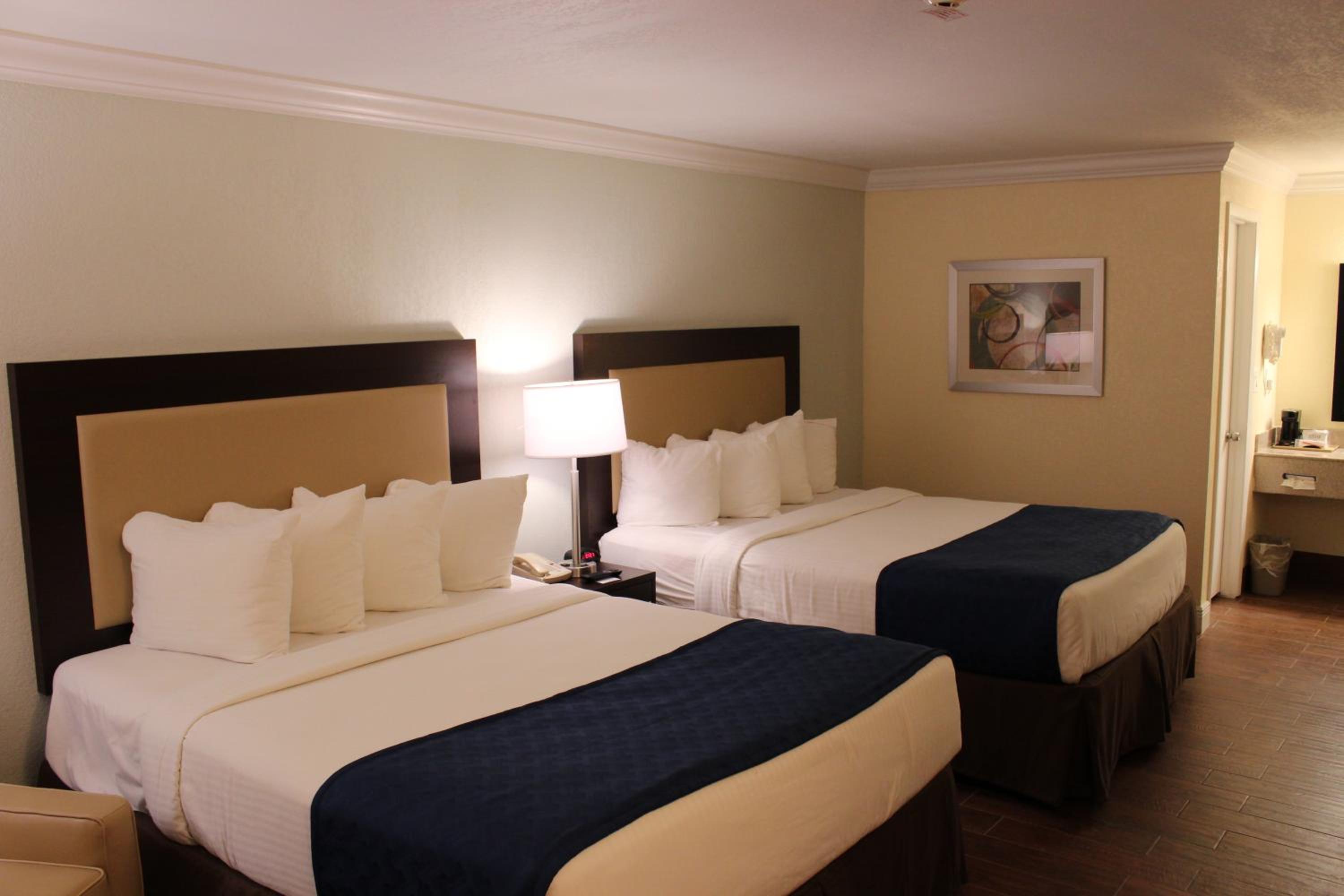 Premium Double Room with Two Queen Beds - Photo 9