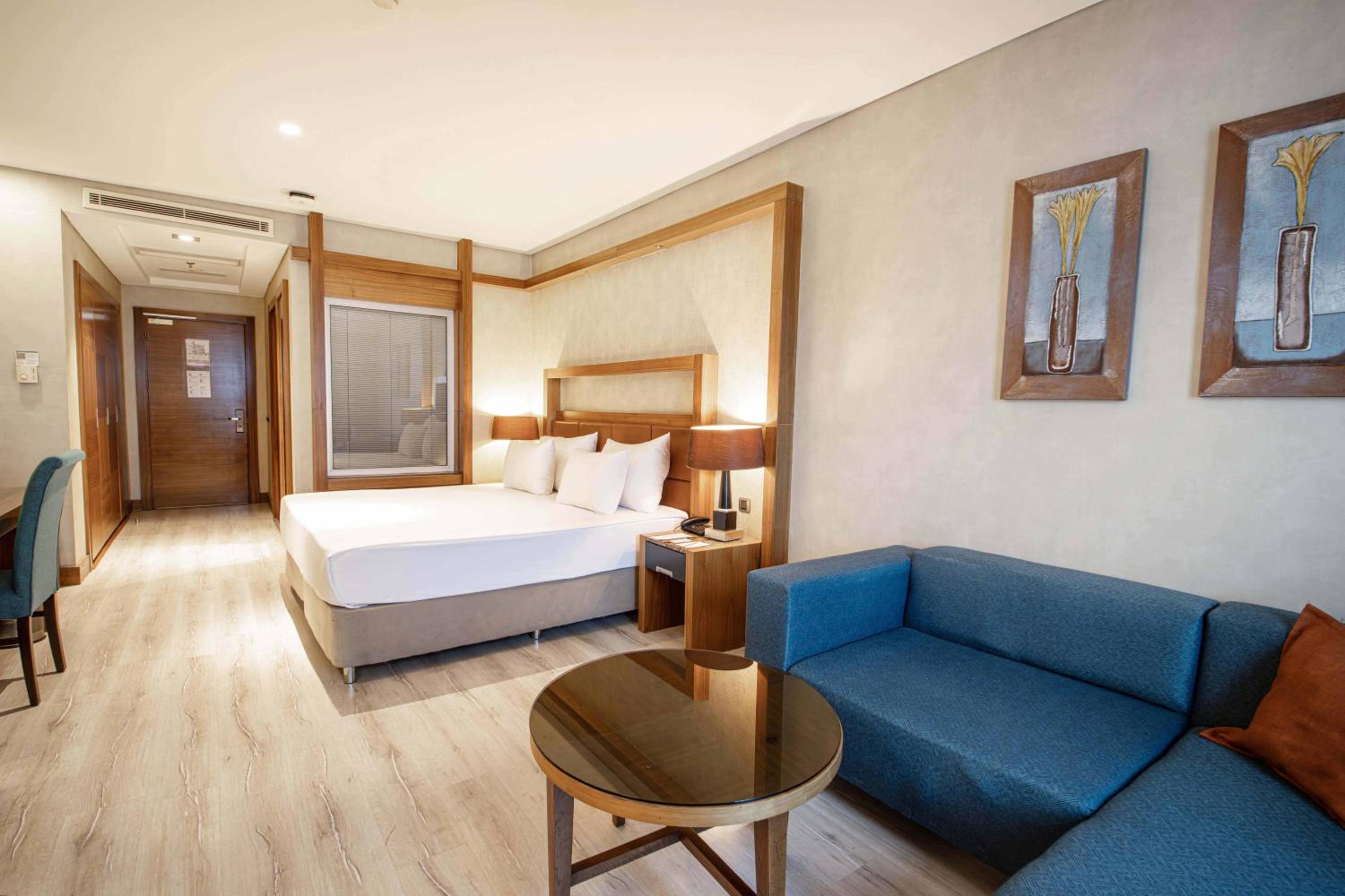 Deluxe King Room - Photo 2
