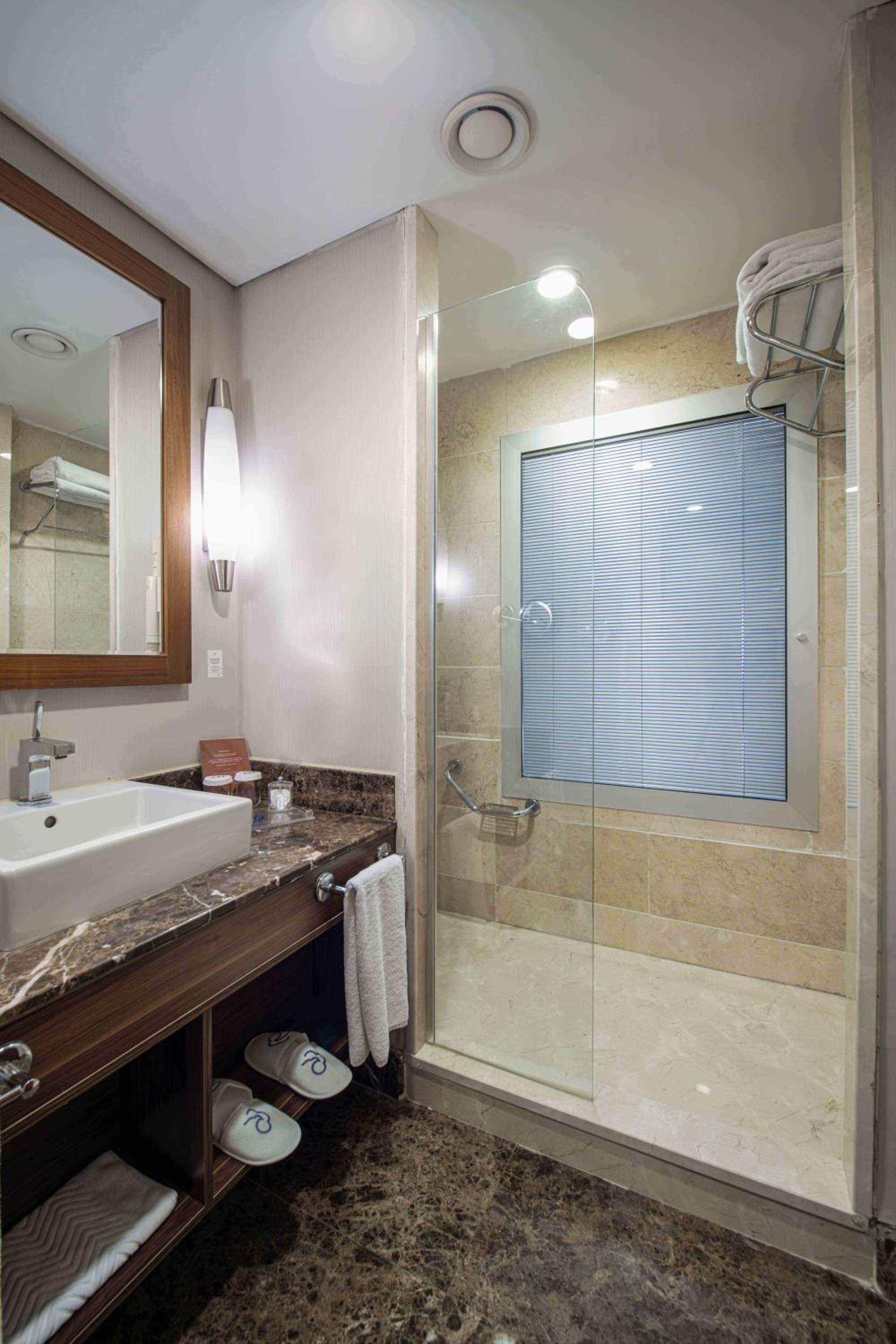 Deluxe King Room - Photo 3