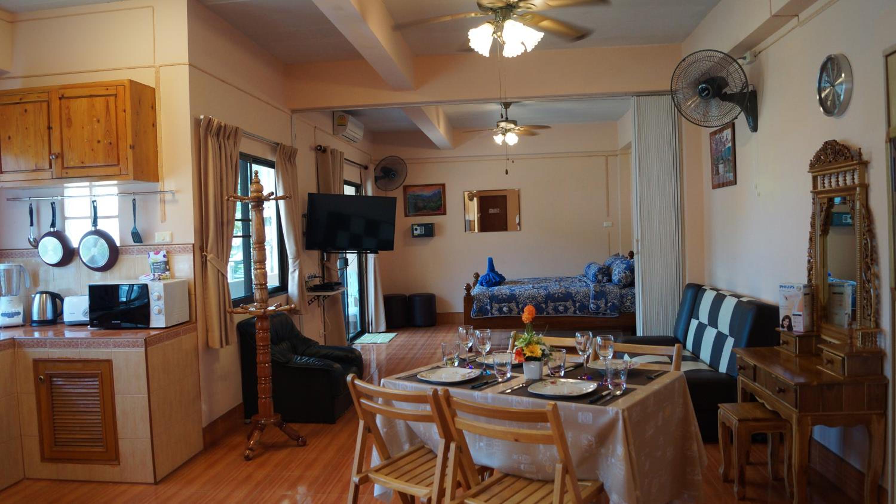 Studio Apartment - Photo 1