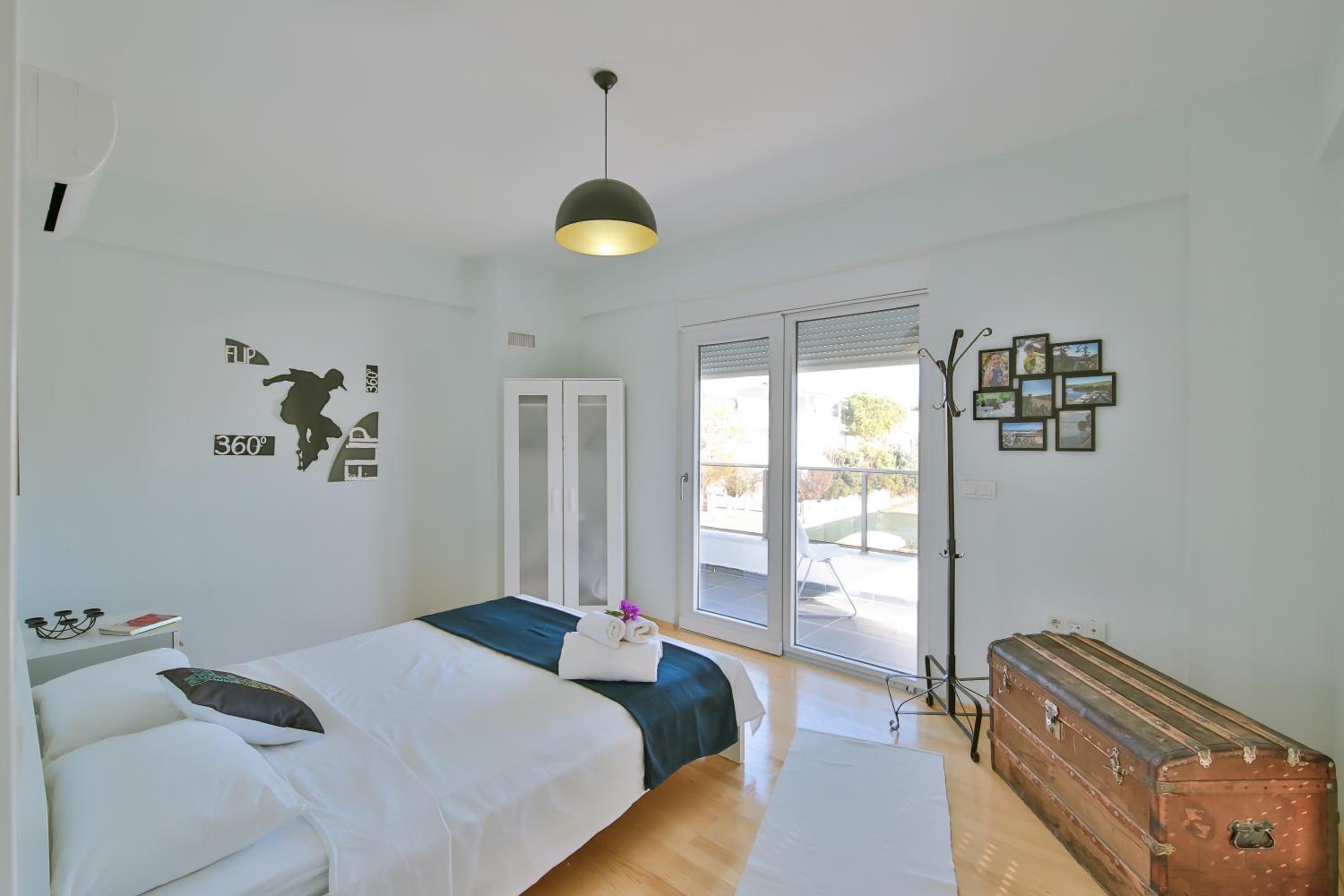 Three-Bedroom Apartment with Pool View thumbnail 5