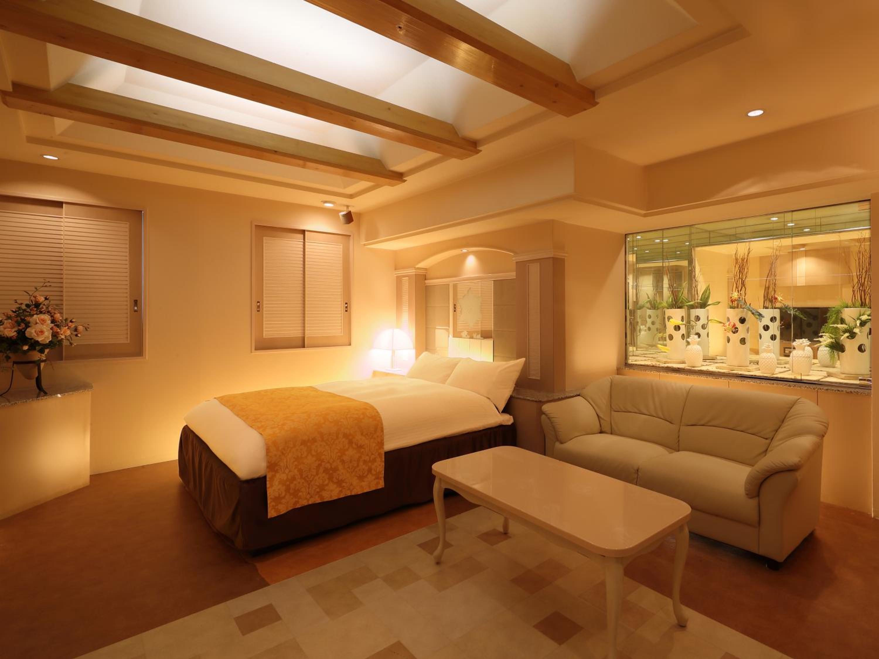 Standard King Room - Photo 10
