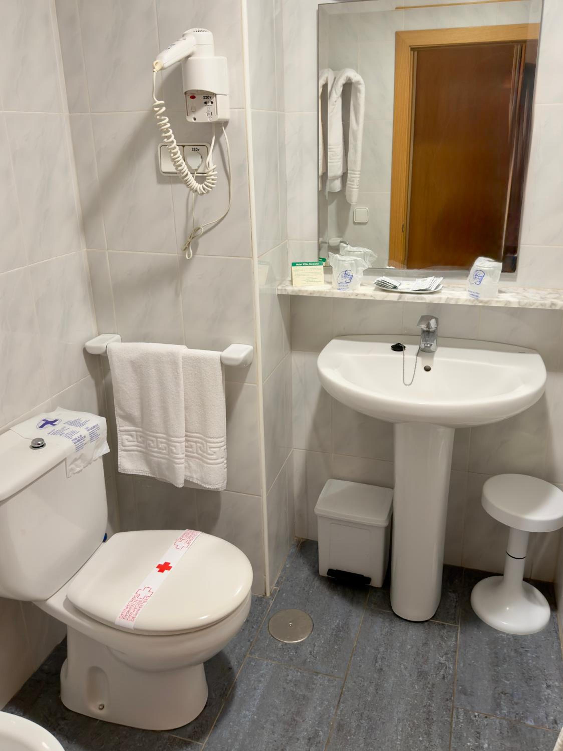 Twin Room (2 Adults + 1 Child) photo 2
