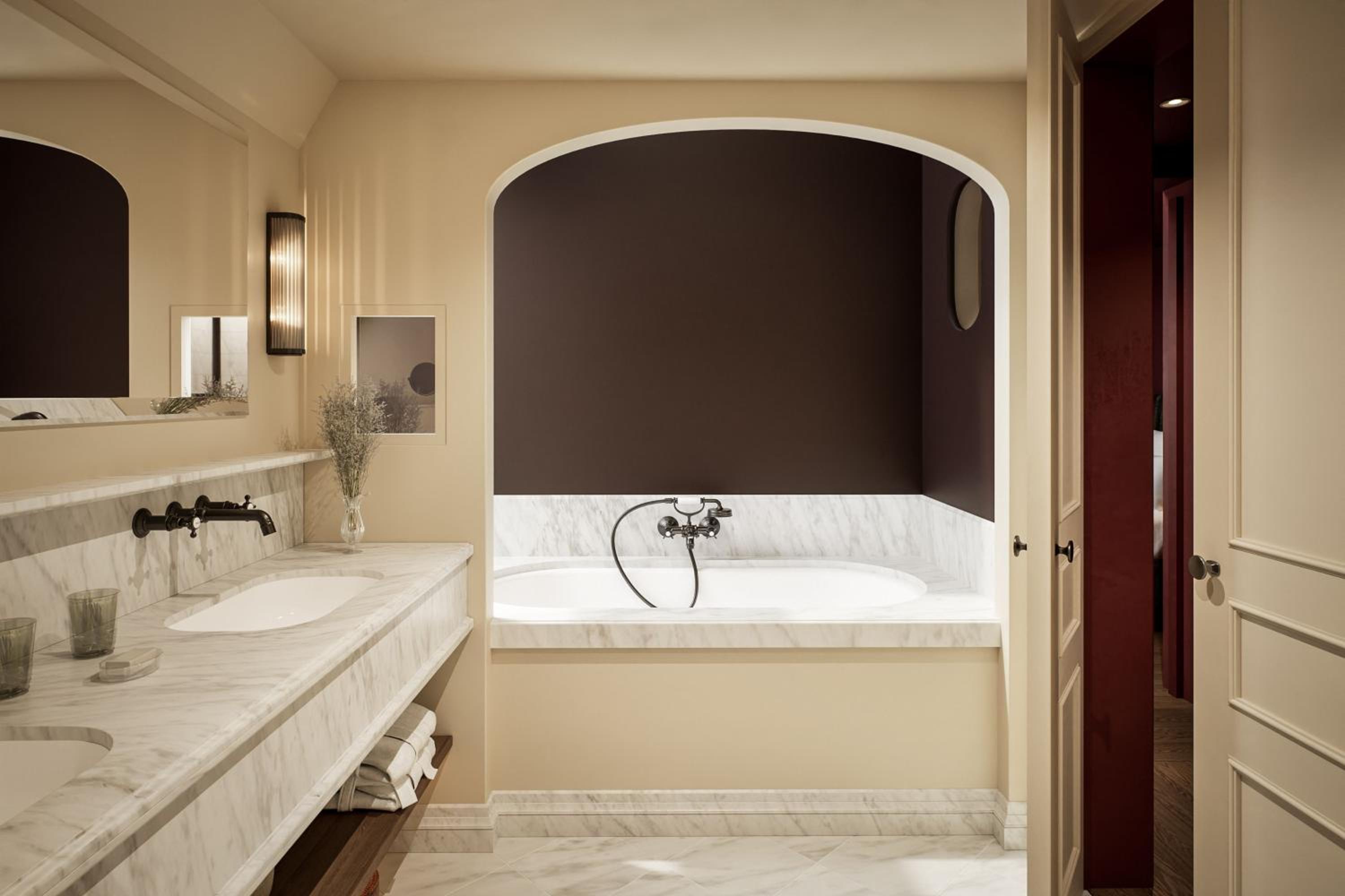Deluxe Double Room with Bath photo 3