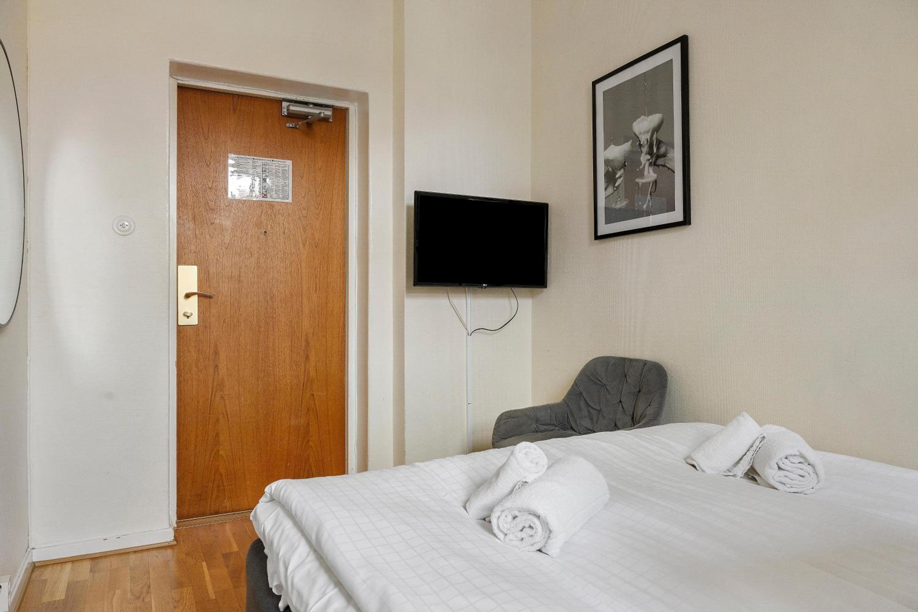 Economy Queen Room - Non-Smoking - Photo 2