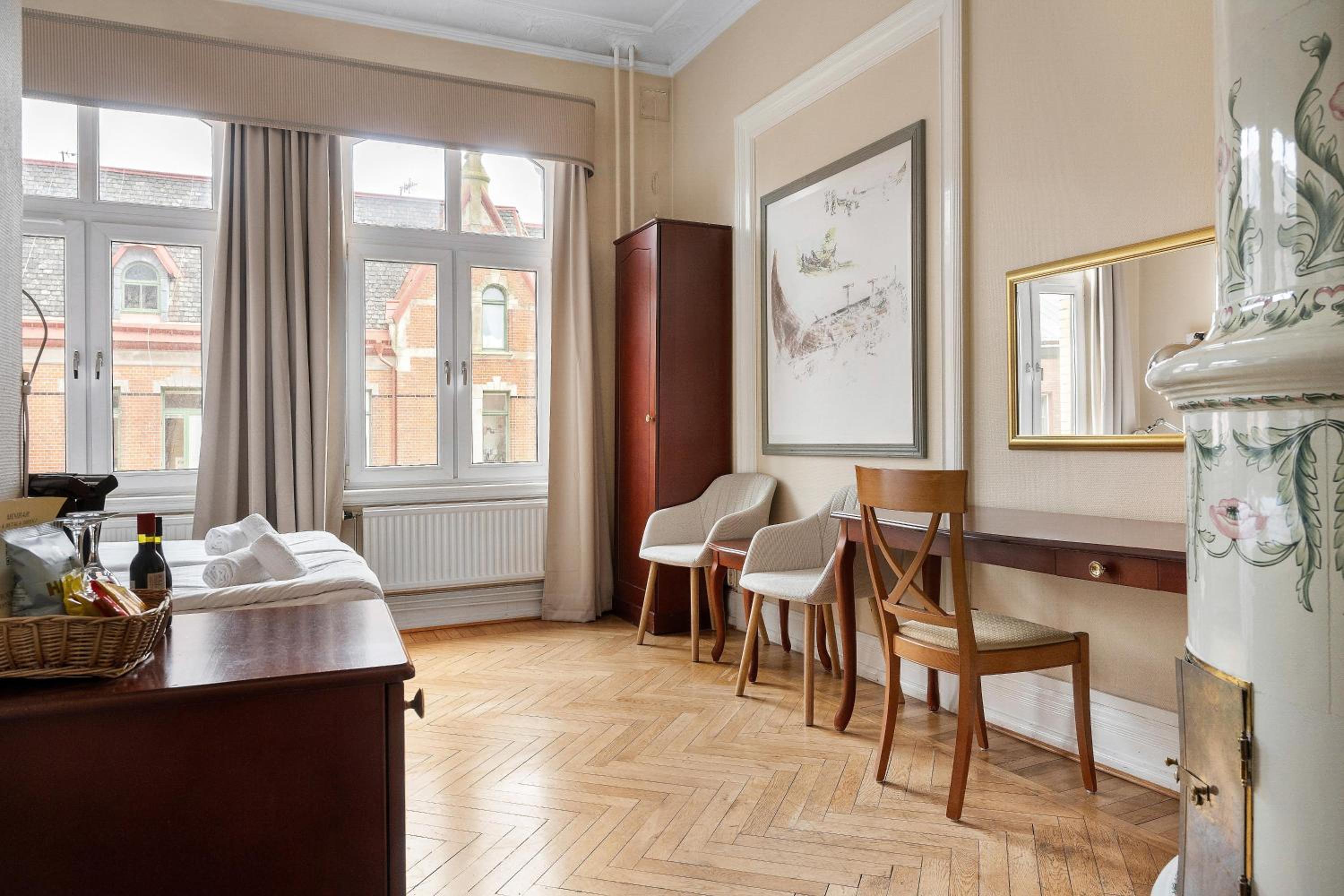 Standard King Room - Non-Smoking  - Photo 2